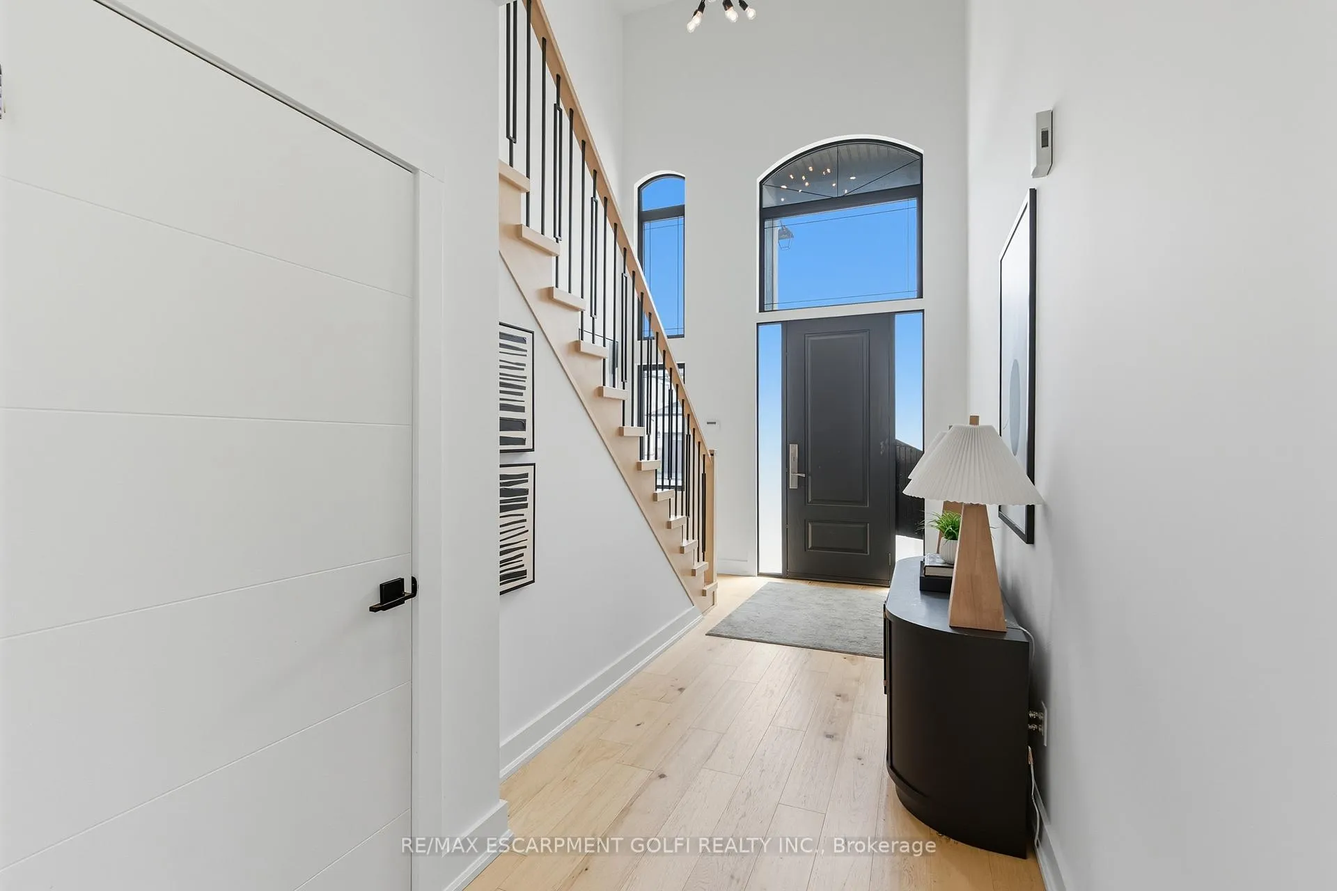 Photo 2 of 20 Ivy Crescent, Thorold, Confederation Heights — HOMEH