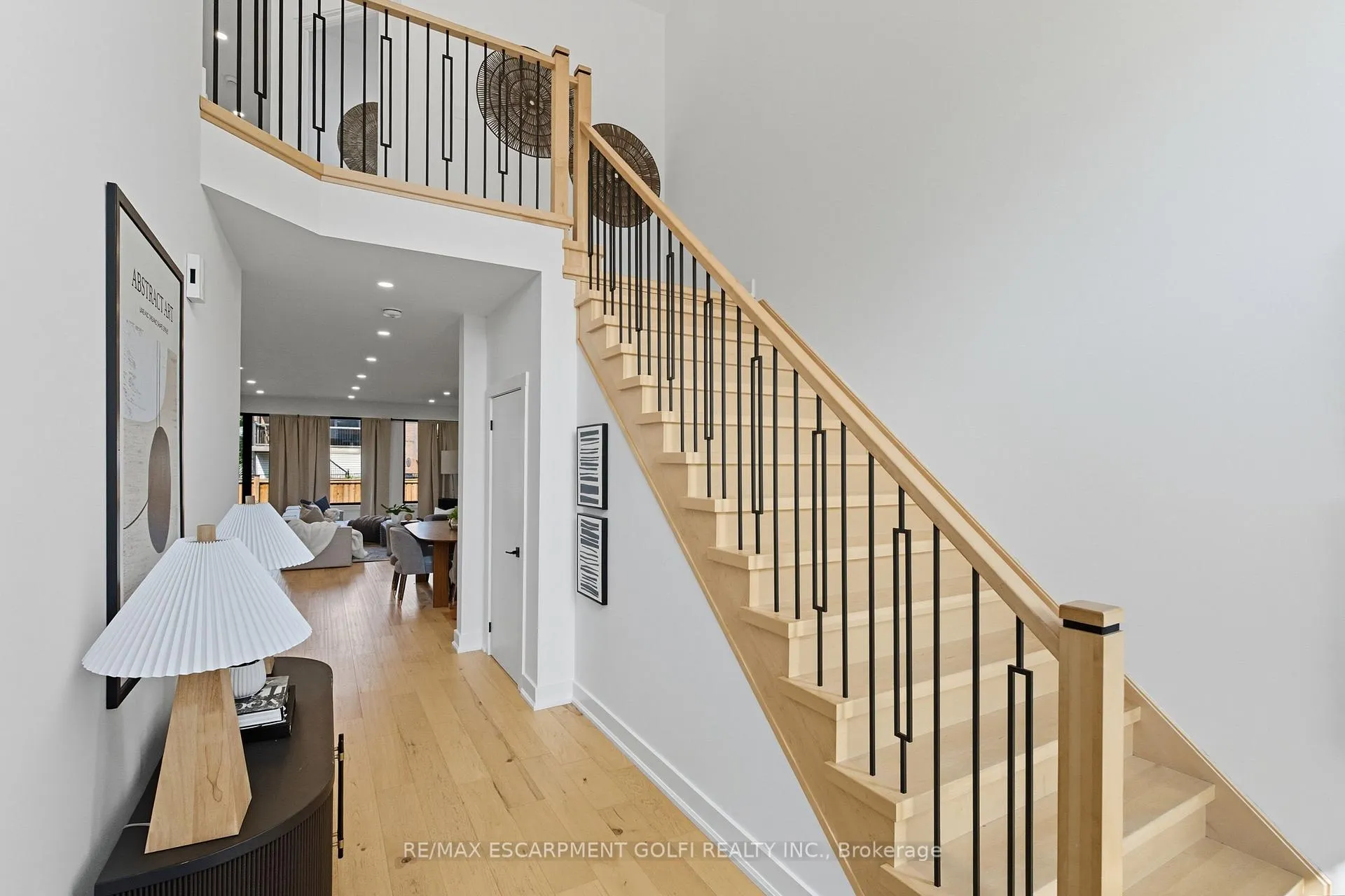 Photo 3 of 20 Ivy Crescent, Thorold, Confederation Heights — HOMEH