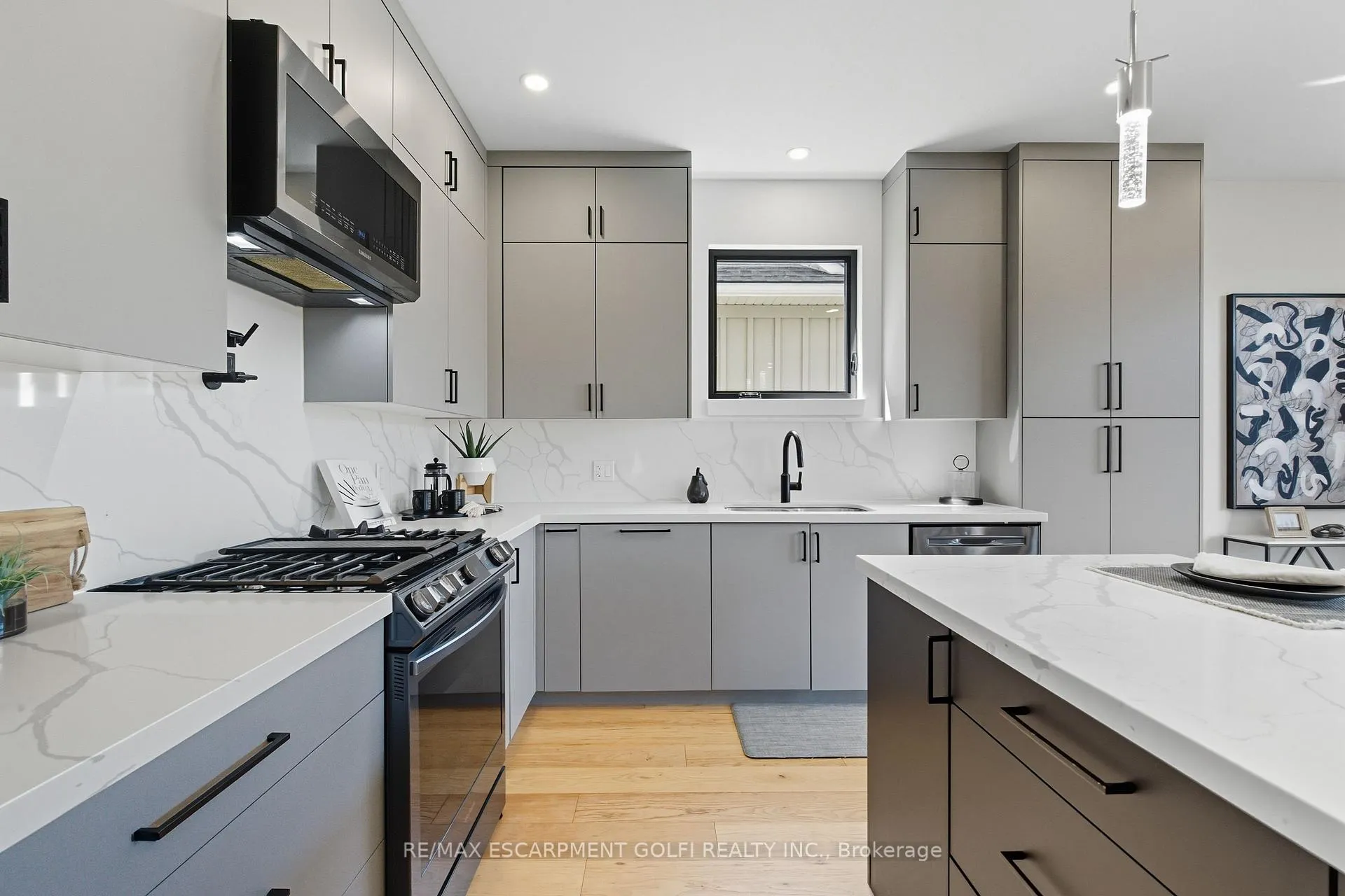 Photo 8 of 20 Ivy Crescent, Thorold, Confederation Heights — HOMEH