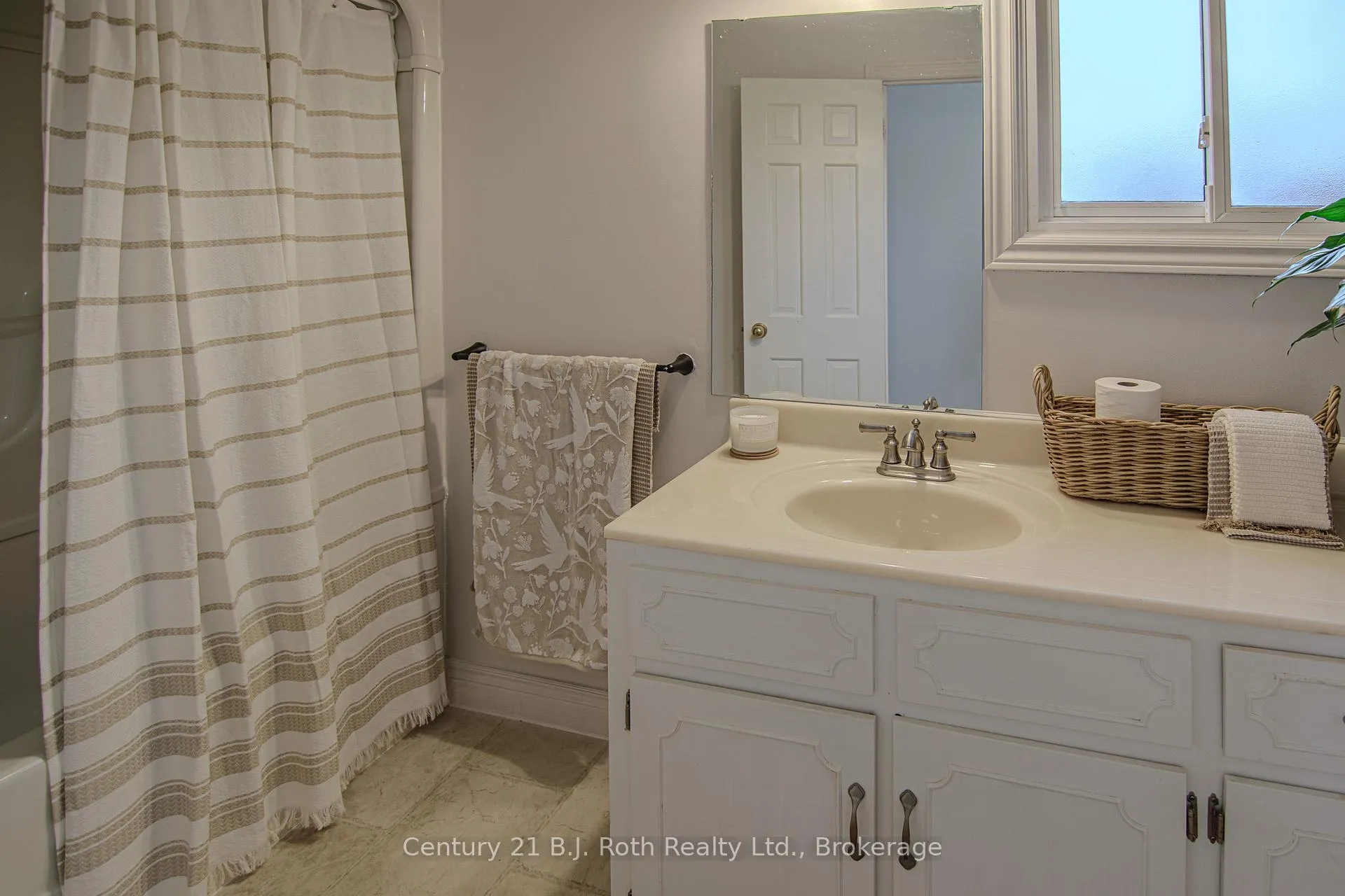 Photo 13 of 456 Mooney Crescent, Orillia — HOMEH