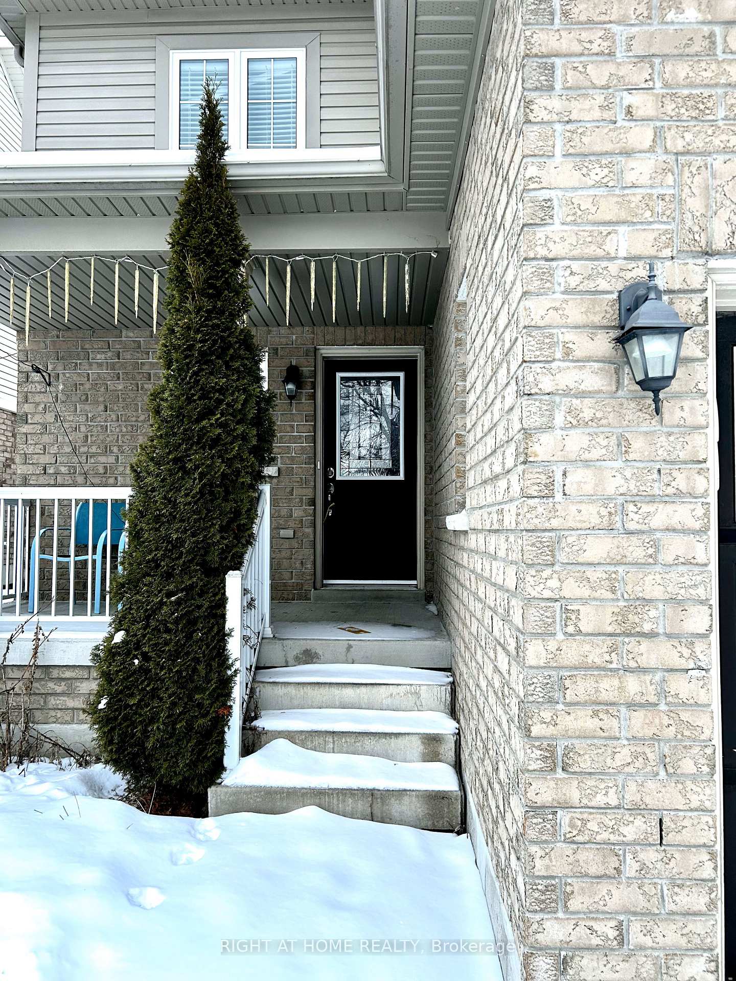 Photo 2 of 35 Redfern Crescent, Clarington, Bowmanville — HOMEH