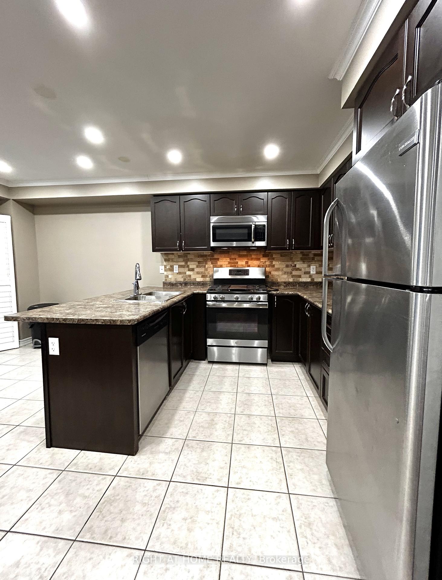 Photo 9 of 35 Redfern Crescent, Clarington, Bowmanville — HOMEH