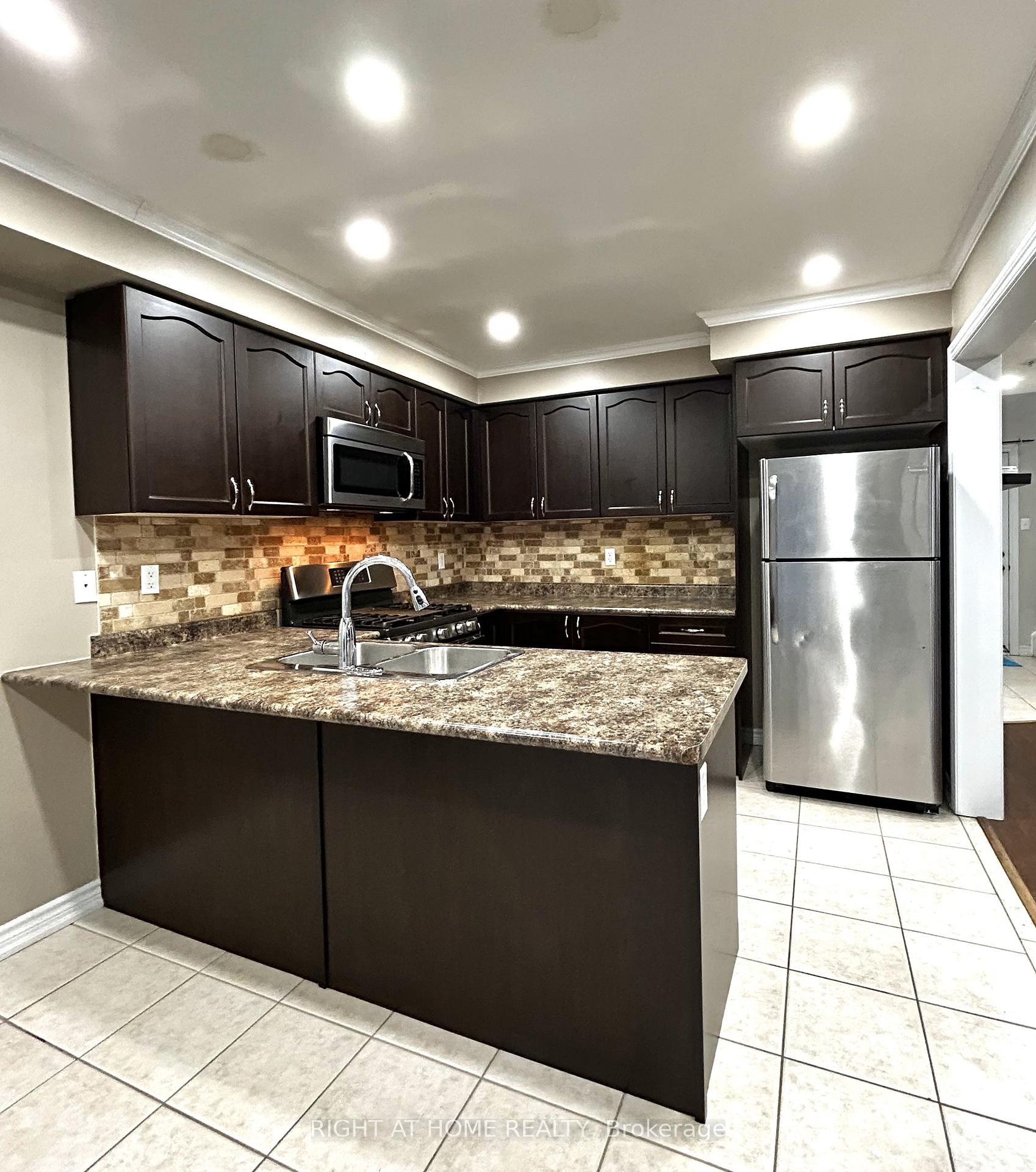 Photo 10 of 35 Redfern Crescent, Clarington, Bowmanville — HOMEH