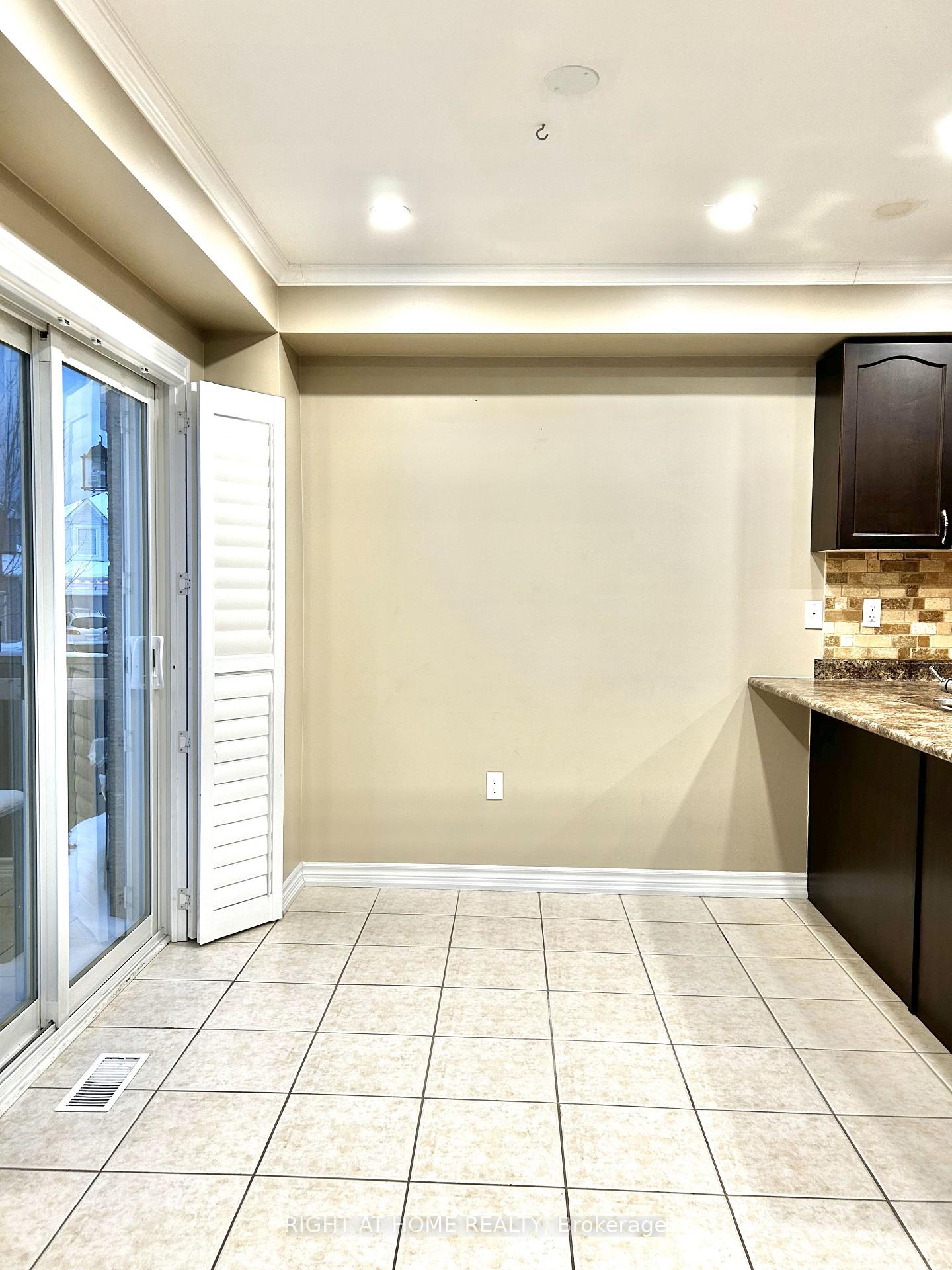 Photo 11 of 35 Redfern Crescent, Clarington, Bowmanville — HOMEH