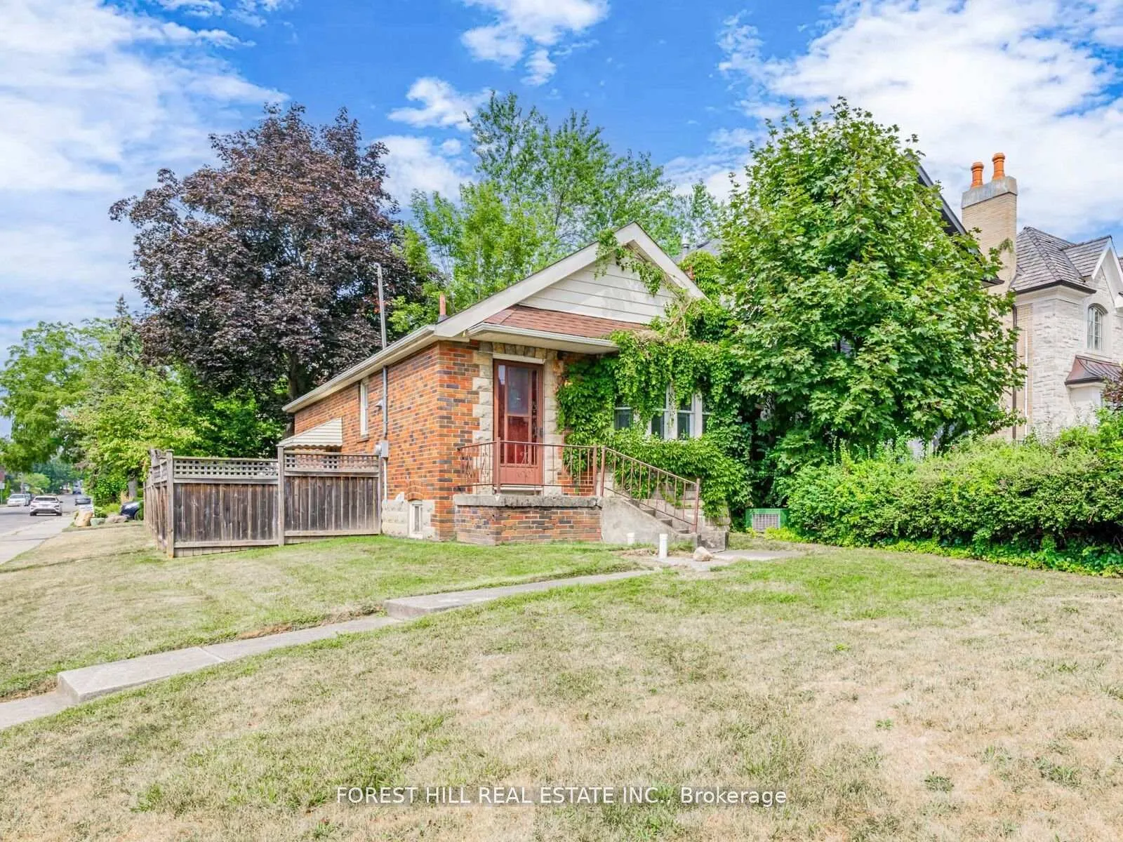 Photo 4 of 2 Esgore Drive, Toronto, Bedford Park-Nortown — HOMEH