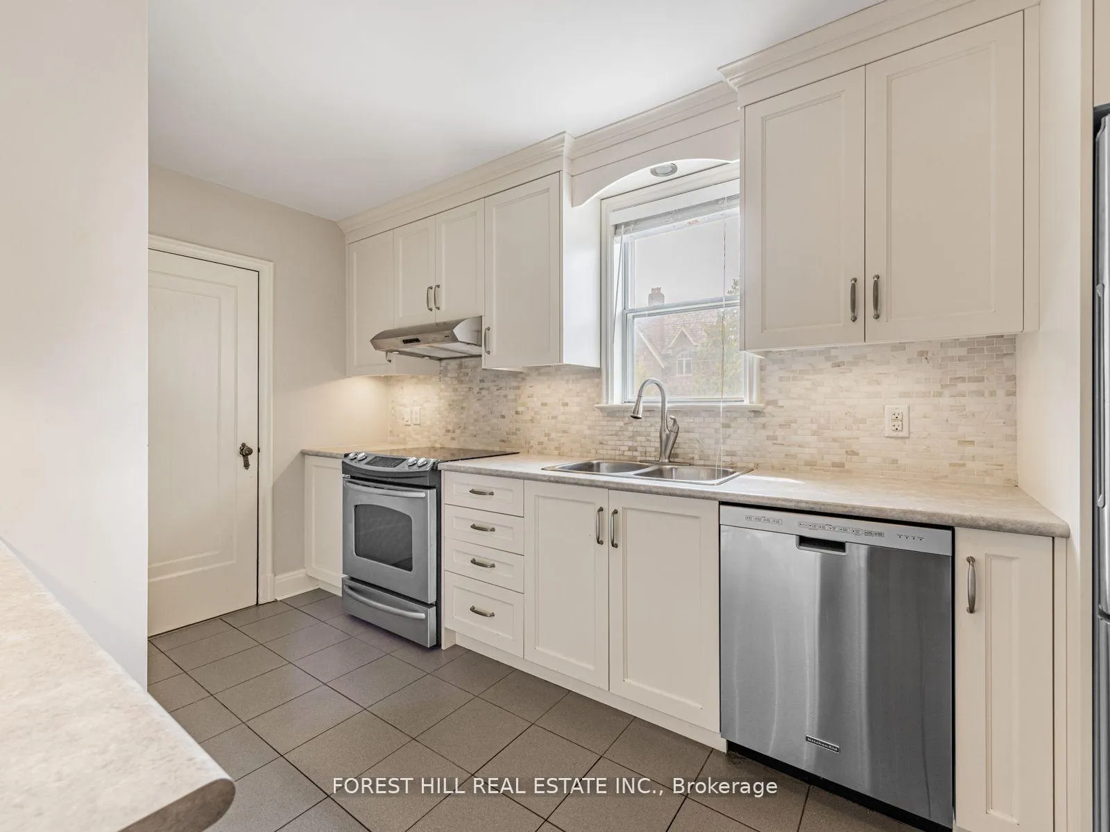 Photo 20 of 2 Esgore Drive, Toronto, Bedford Park-Nortown — HOMEH