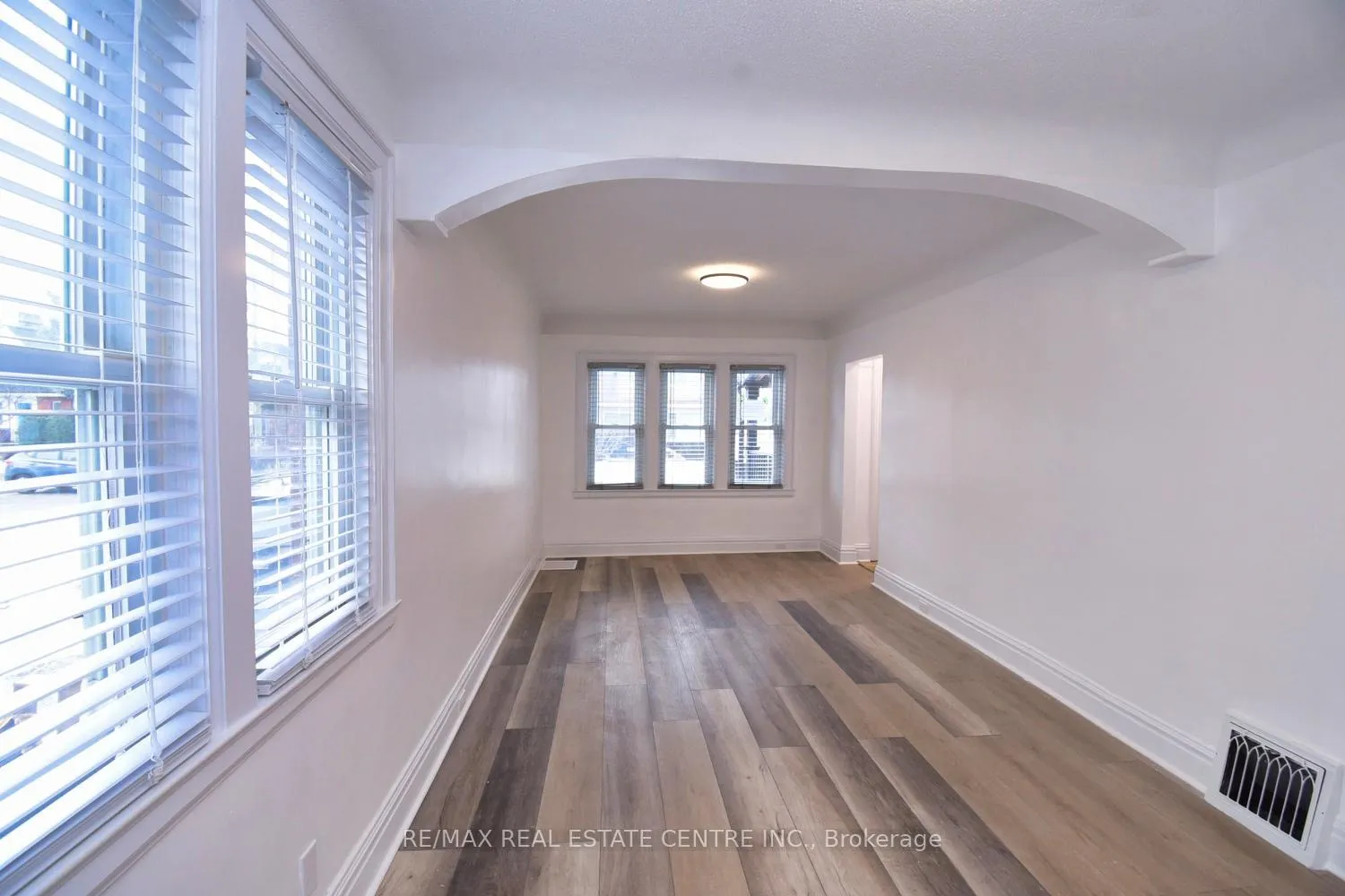 Photo 2 of 215 Walter Avenue S, Hamilton, Glenview — HOMEH