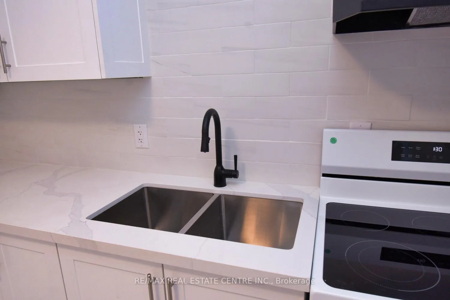 Photo 3 of 215 Walter Avenue S, Hamilton, Glenview — HOMEH