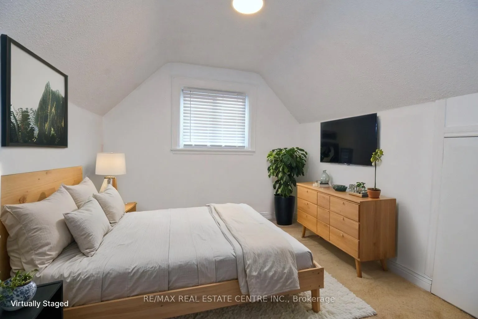 Photo 10 of 215 Walter Avenue S, Hamilton, Glenview — HOMEH