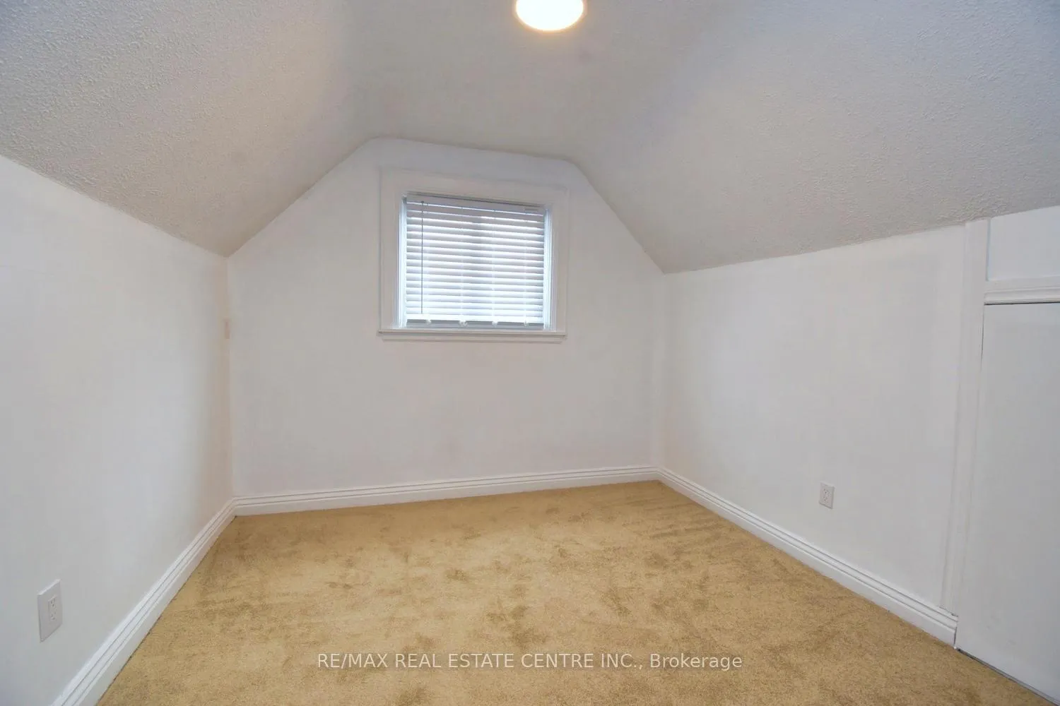 Photo 13 of 215 Walter Avenue S, Hamilton, Glenview — HOMEH