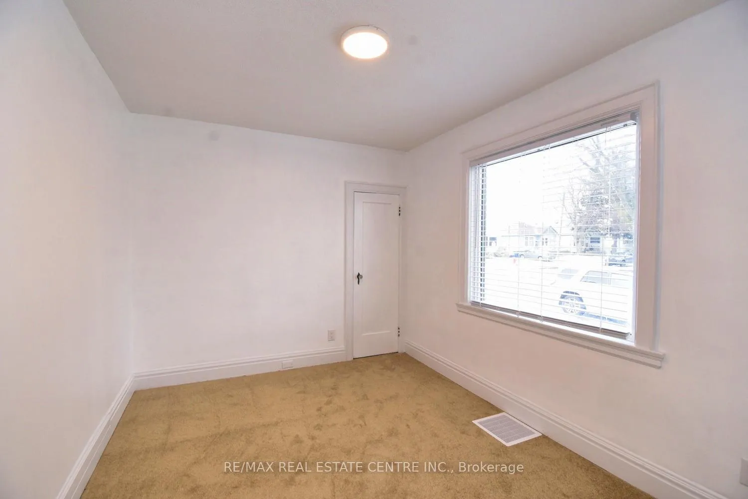 Photo 16 of 215 Walter Avenue S, Hamilton, Glenview — HOMEH