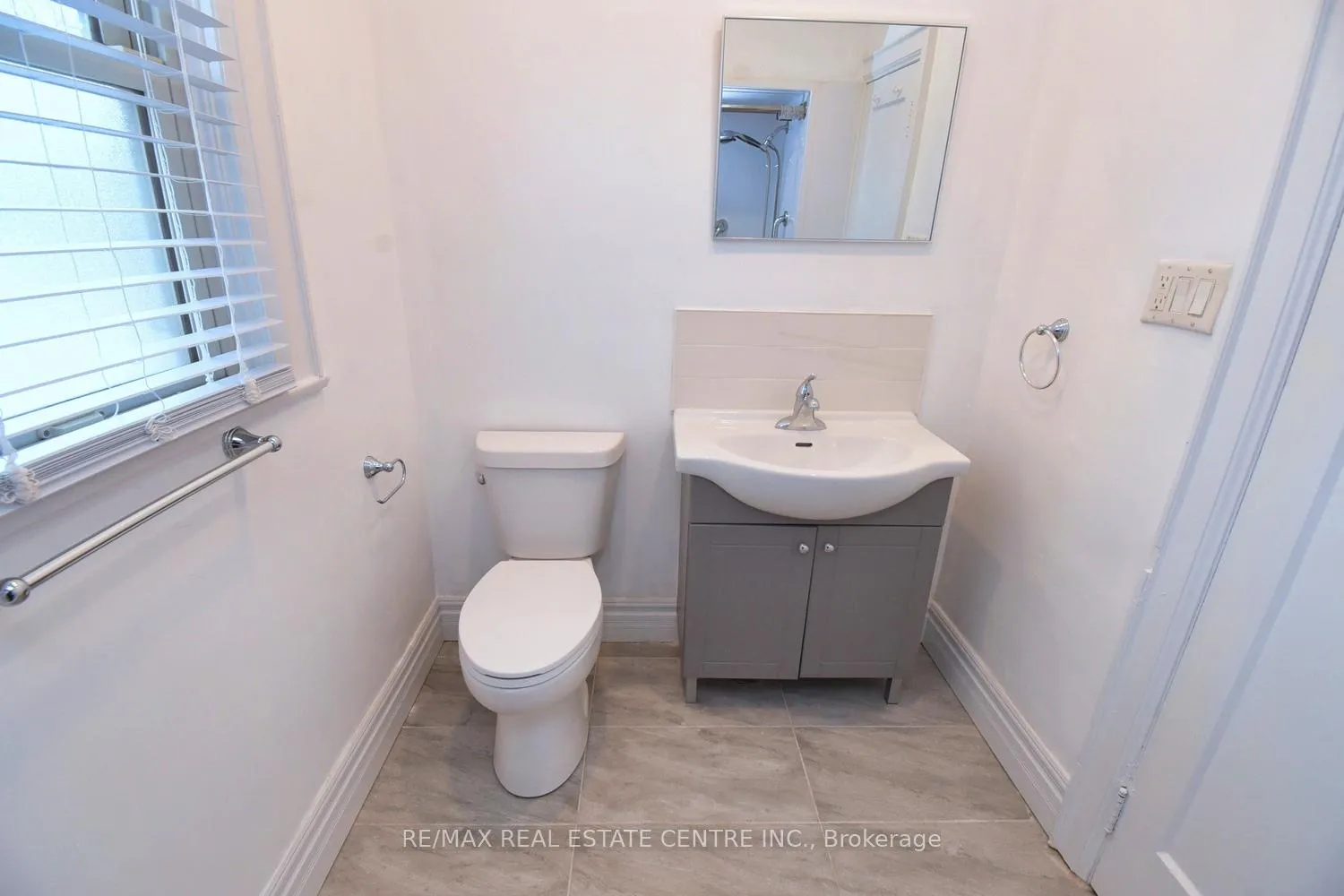 Photo 18 of 215 Walter Avenue S, Hamilton, Glenview — HOMEH