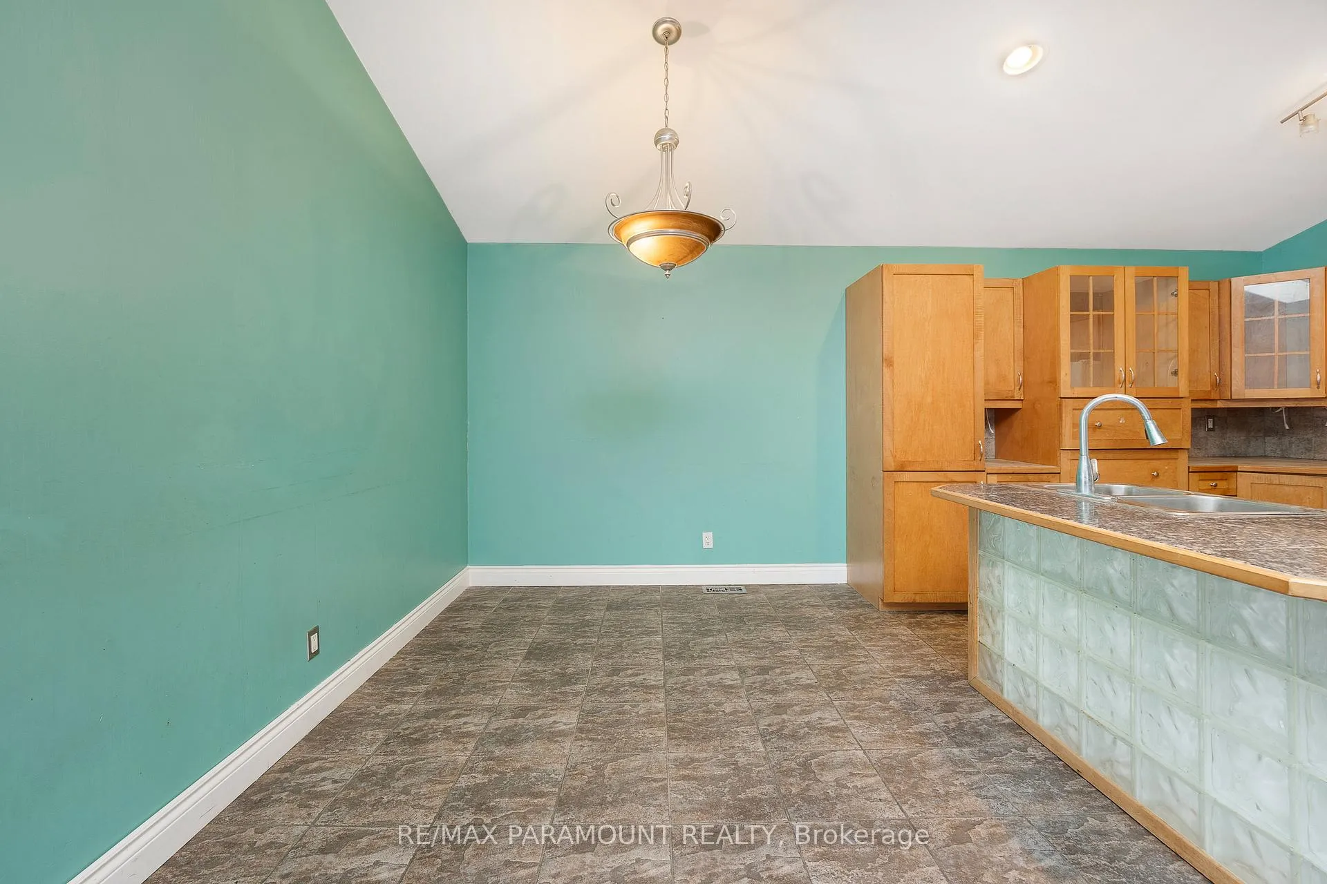 Photo 8 of 1505 Highnoon Drive, Windsor — HOMEH