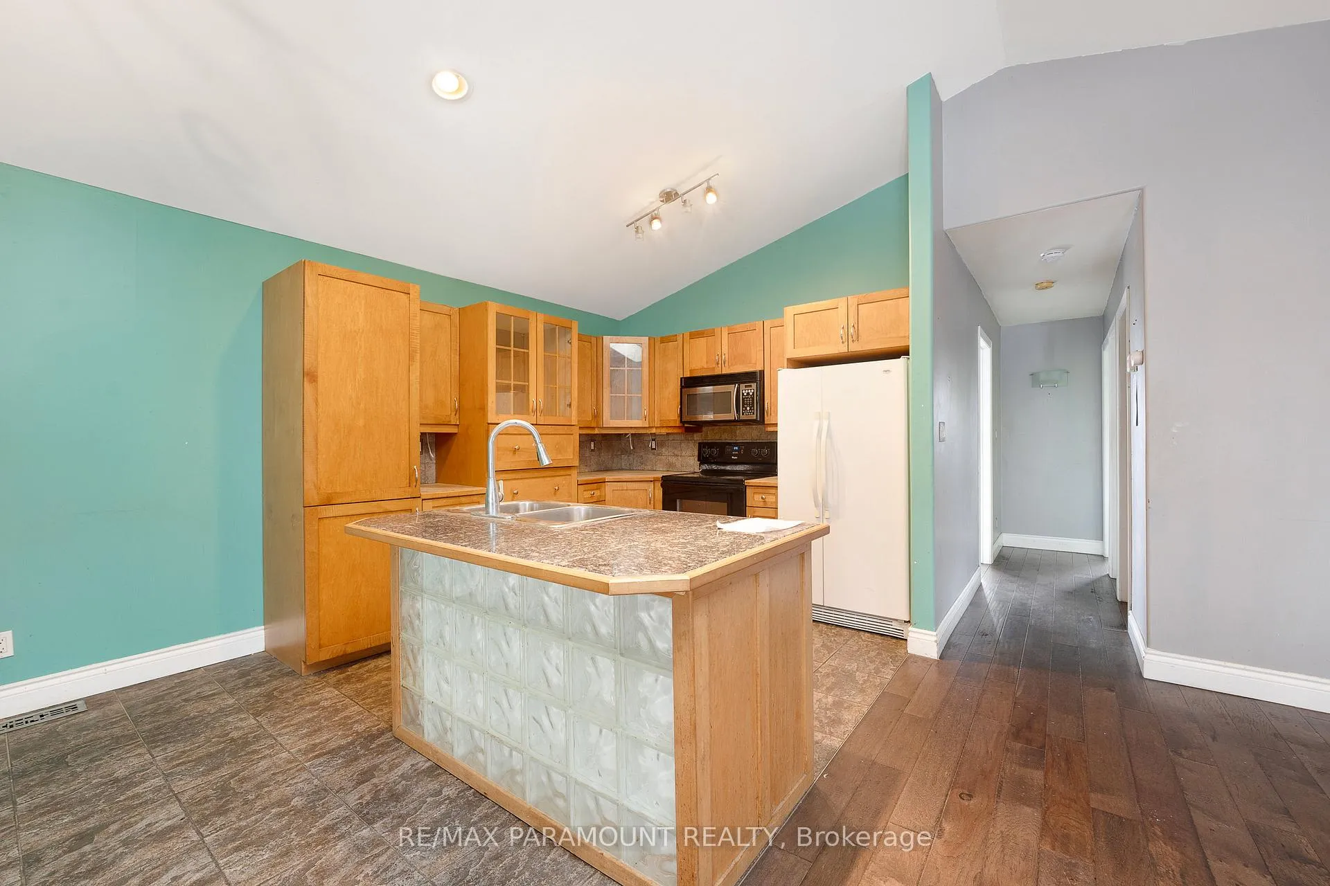 Photo 10 of 1505 Highnoon Drive, Windsor — HOMEH