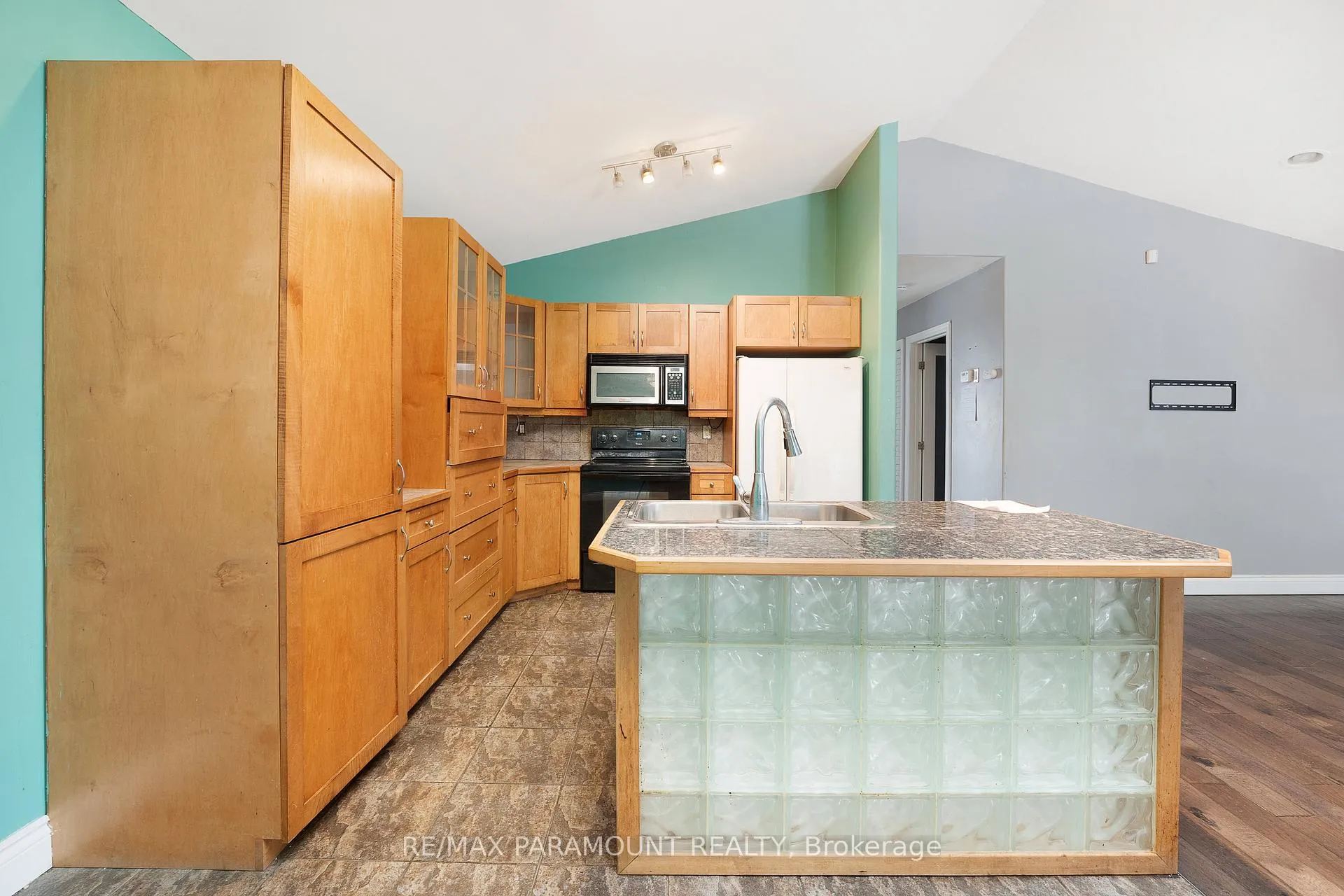 Photo 11 of 1505 Highnoon Drive, Windsor — HOMEH