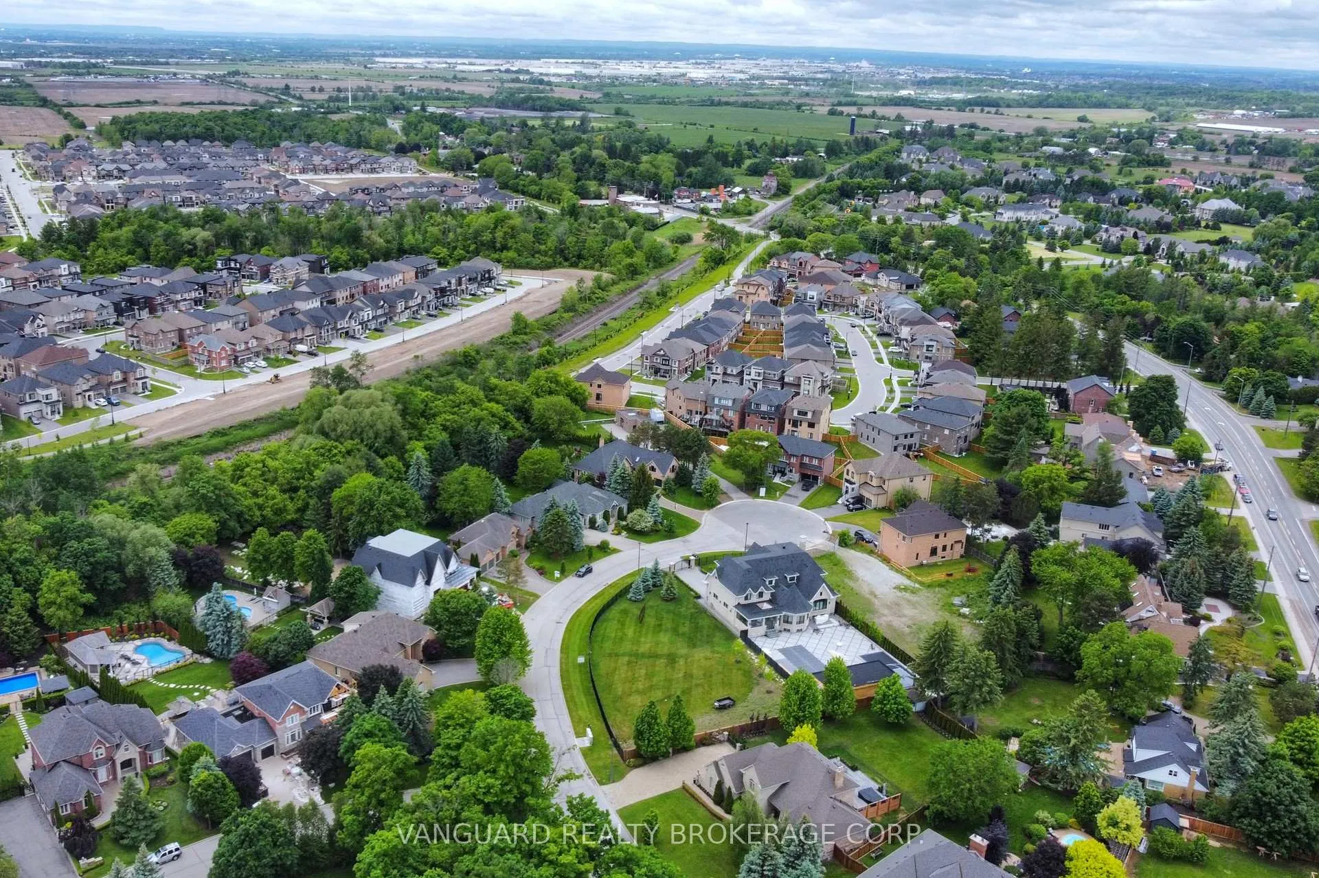 Photo 10 of 60 Whisper Lane, Vaughan, Kleinburg — HOMEH