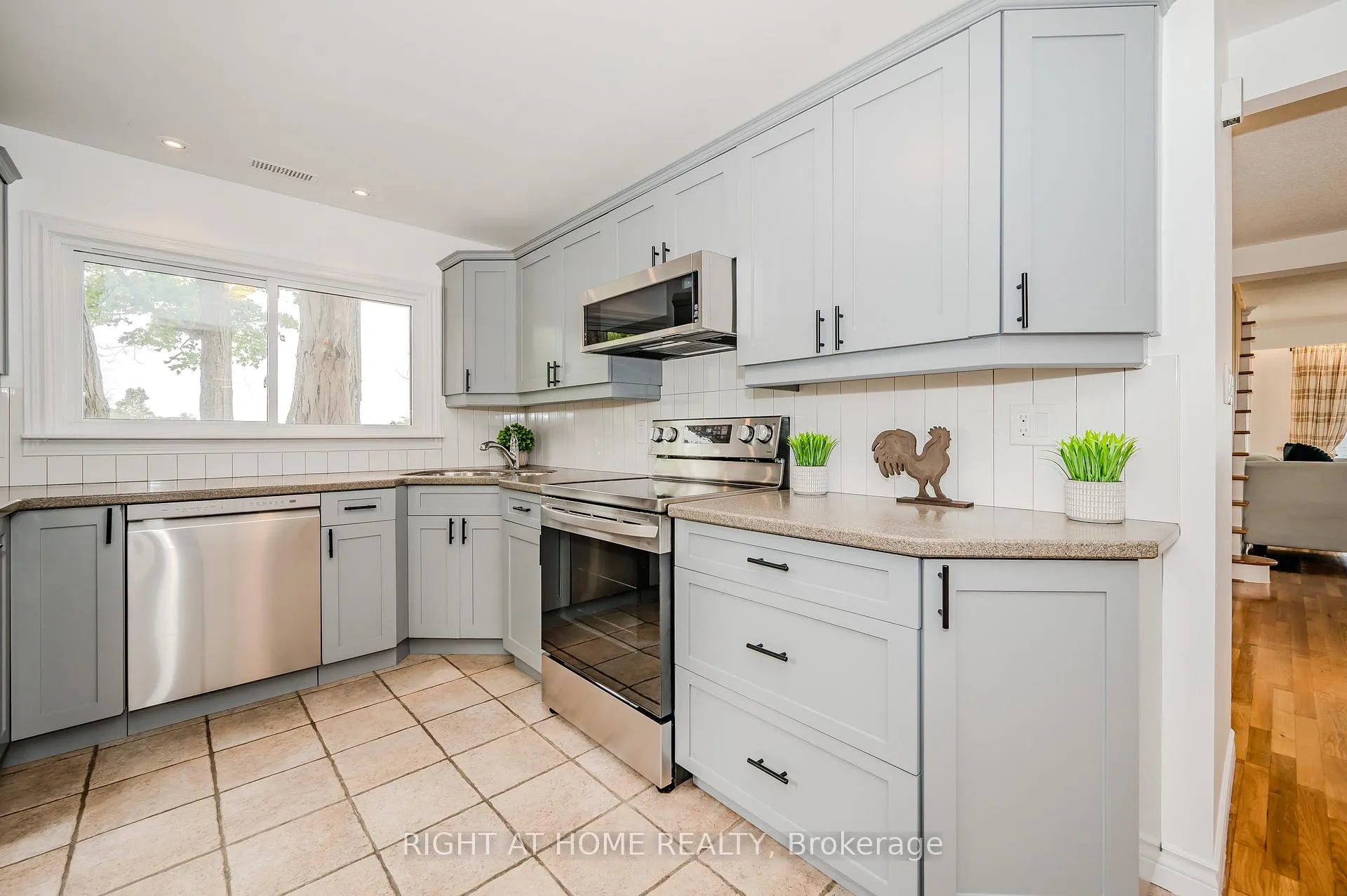 Photo 13 of 2 Campview Road, Hamilton, Winona Park — HOMEH