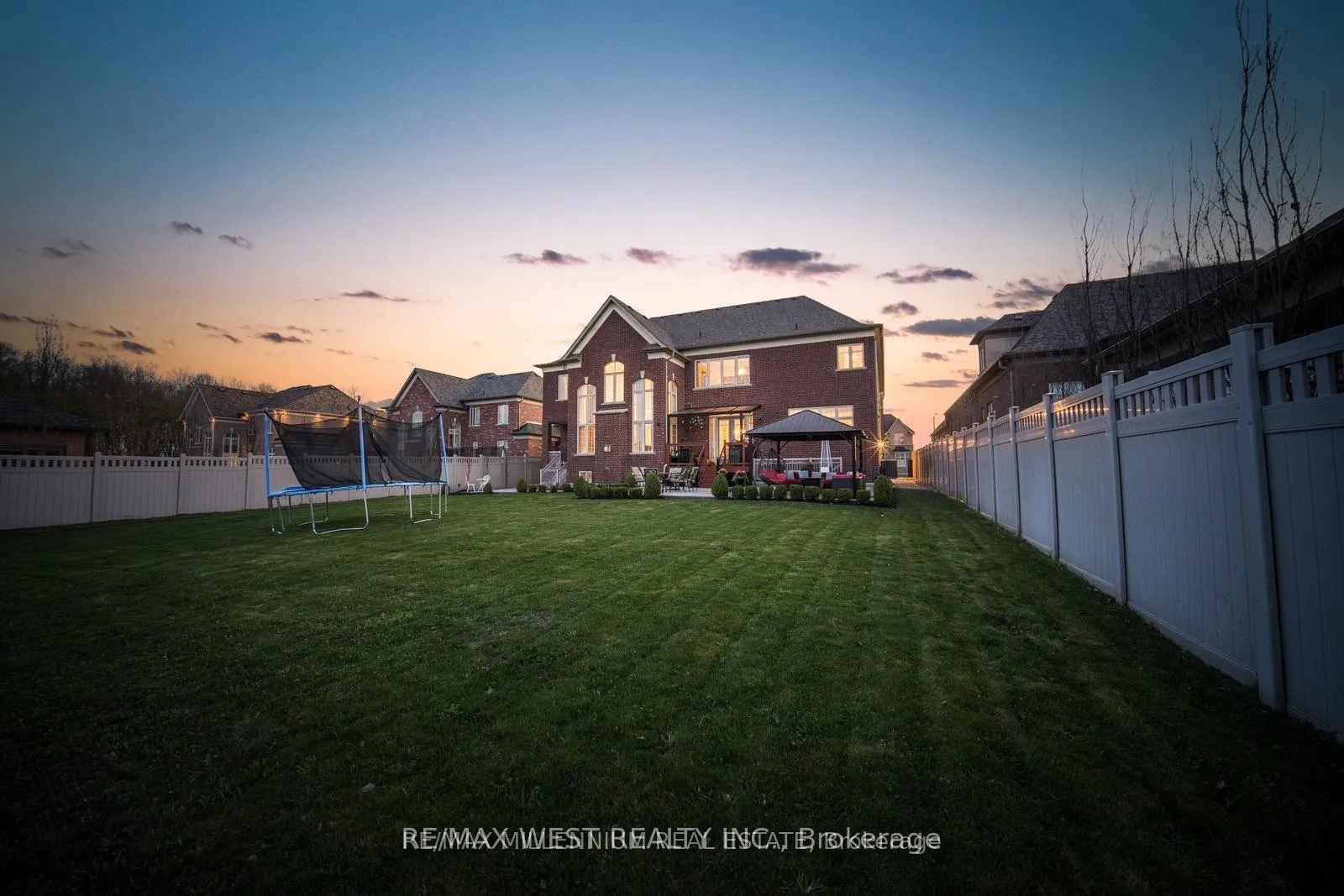 Photo 3 of 7 Castle Mountain Court, King, Nobleton — HOMEH