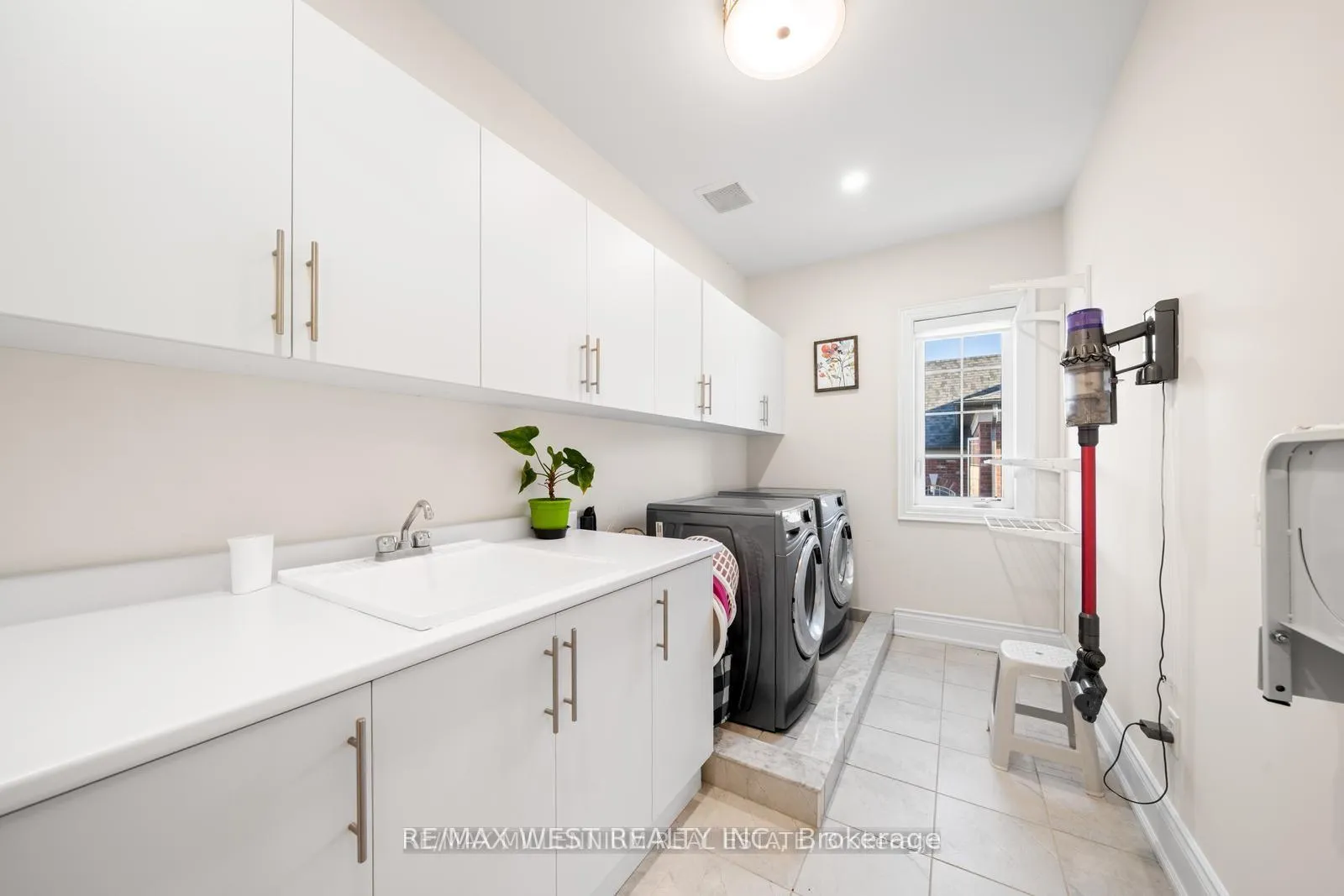 Photo 20 of 7 Castle Mountain Court, King, Nobleton — HOMEH