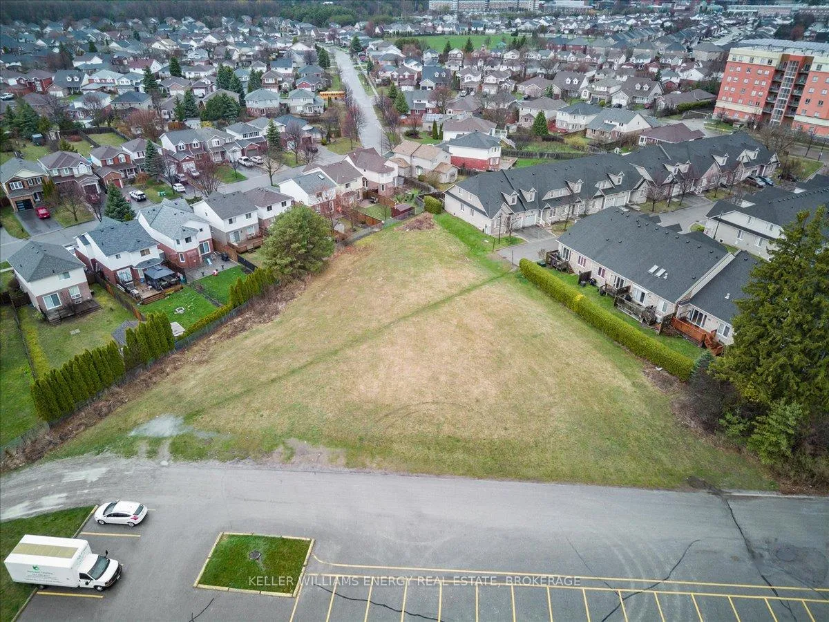 Photo 1 of 21 Niagara Drive, Oshawa, Samac — HOMEH