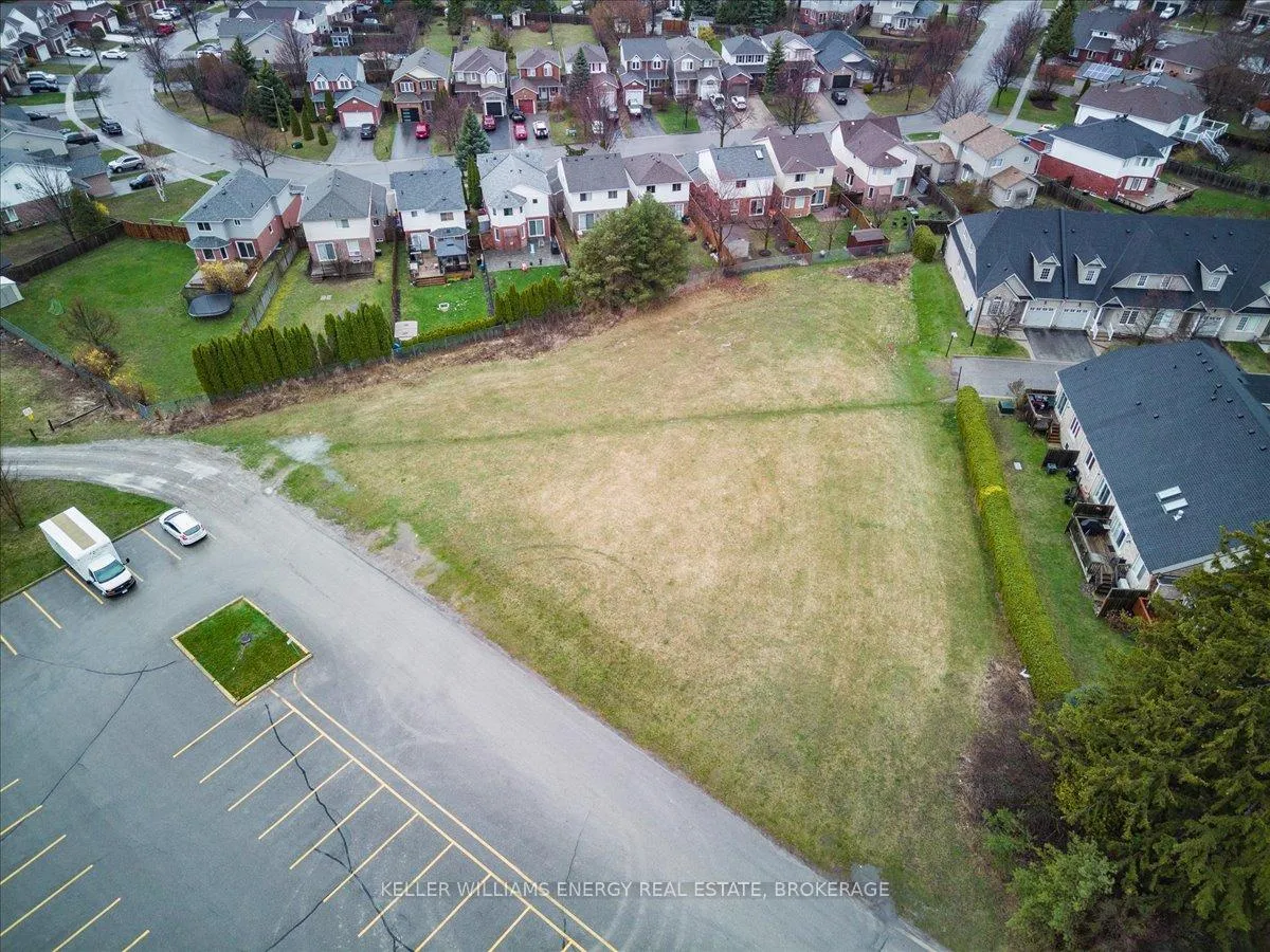 Photo 6 of 21 Niagara Drive, Oshawa, Samac — HOMEH