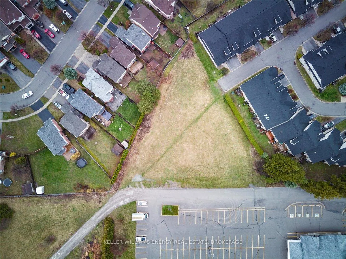Photo 9 of 21 Niagara Drive, Oshawa, Samac — HOMEH