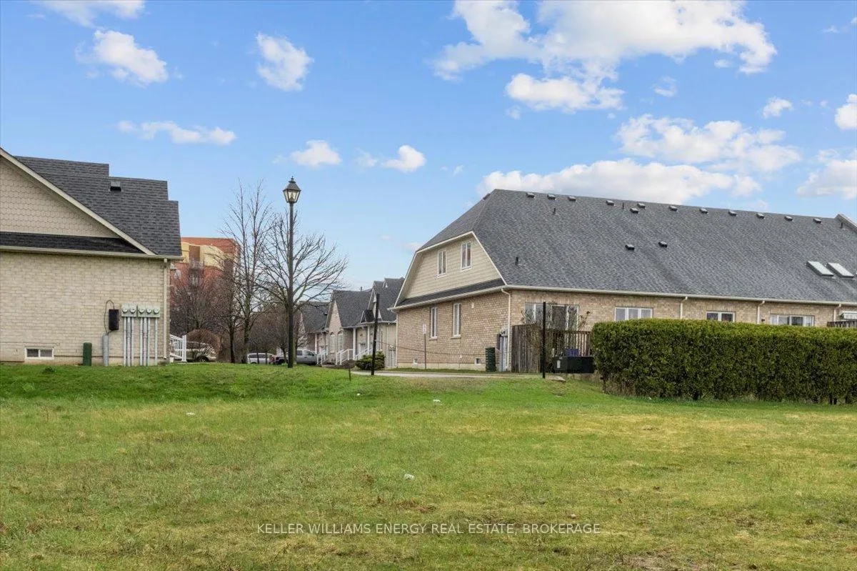 Photo 14 of 21 Niagara Drive, Oshawa, Samac — HOMEH