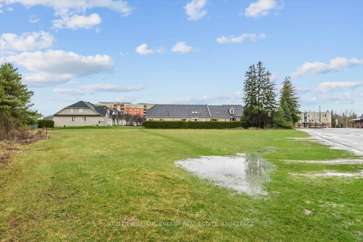 Photo 15 of 21 Niagara Drive, Oshawa, Samac — HOMEH