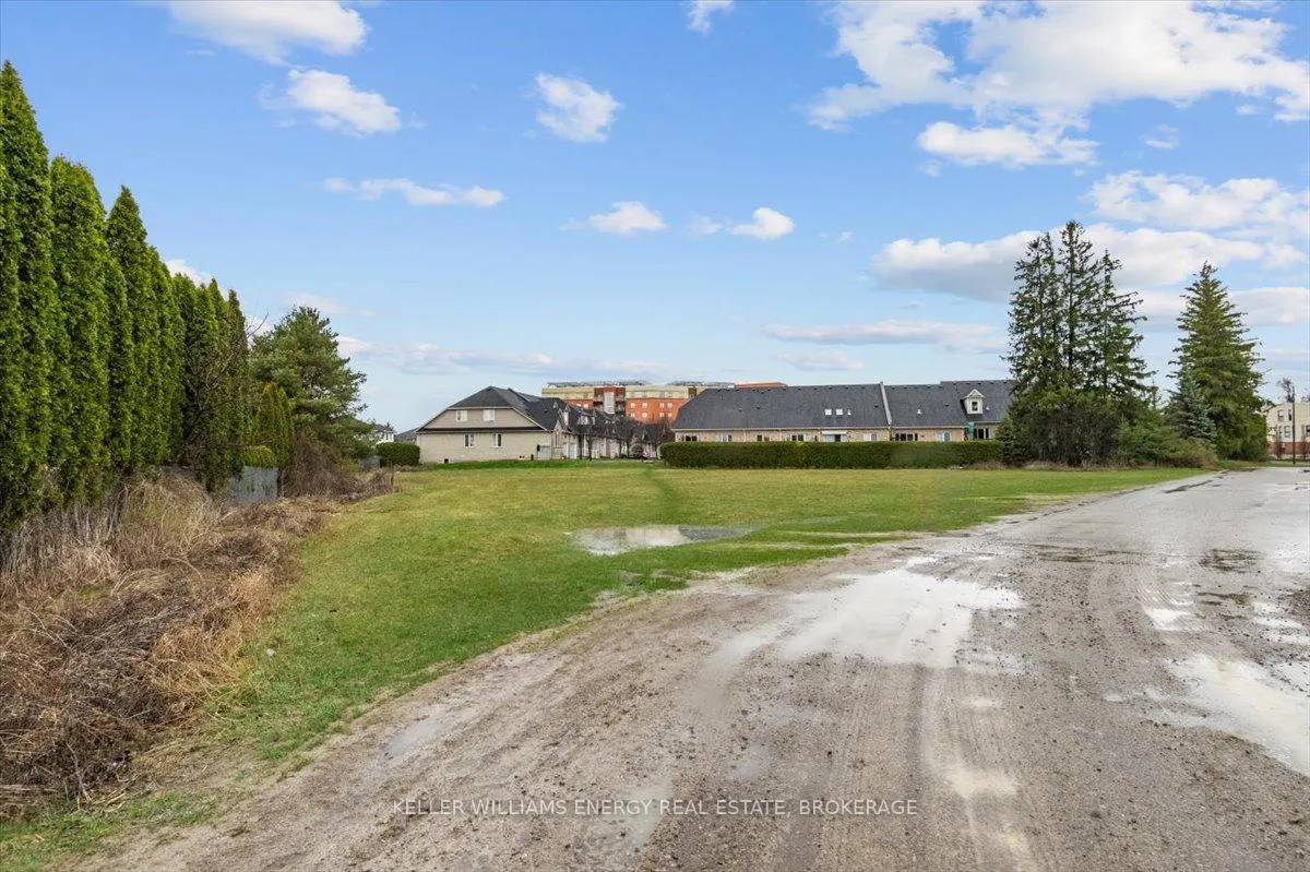 Photo 17 of 21 Niagara Drive, Oshawa, Samac — HOMEH