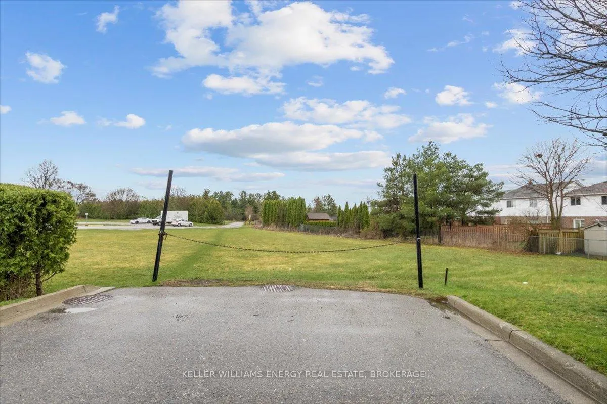Photo 18 of 21 Niagara Drive, Oshawa, Samac — HOMEH