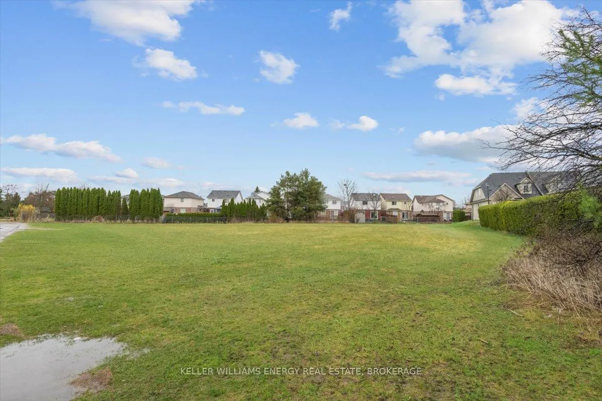 Photo 19 of 21 Niagara Drive, Oshawa, Samac — HOMEH