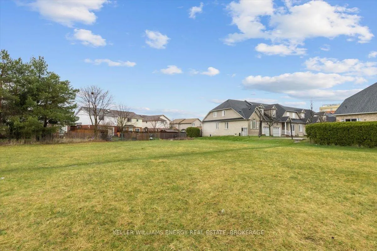 Photo 21 of 21 Niagara Drive, Oshawa, Samac — HOMEH