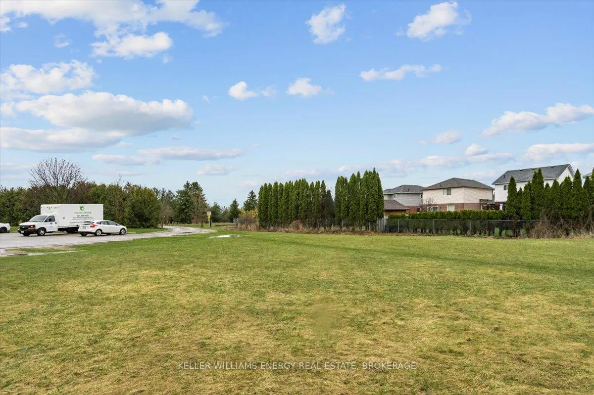 Photo 22 of 21 Niagara Drive, Oshawa, Samac — HOMEH