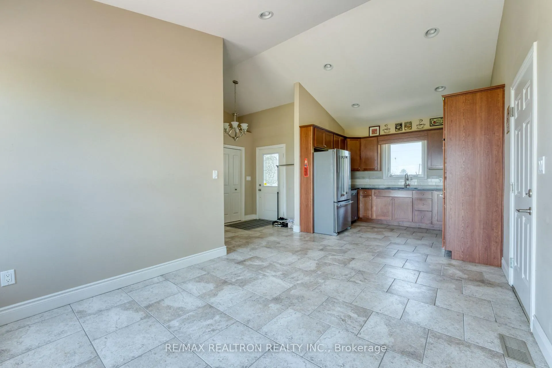 Photo 8 of 6648 Talbot Trail, Chatham-Kent, Chatham — HOMEH