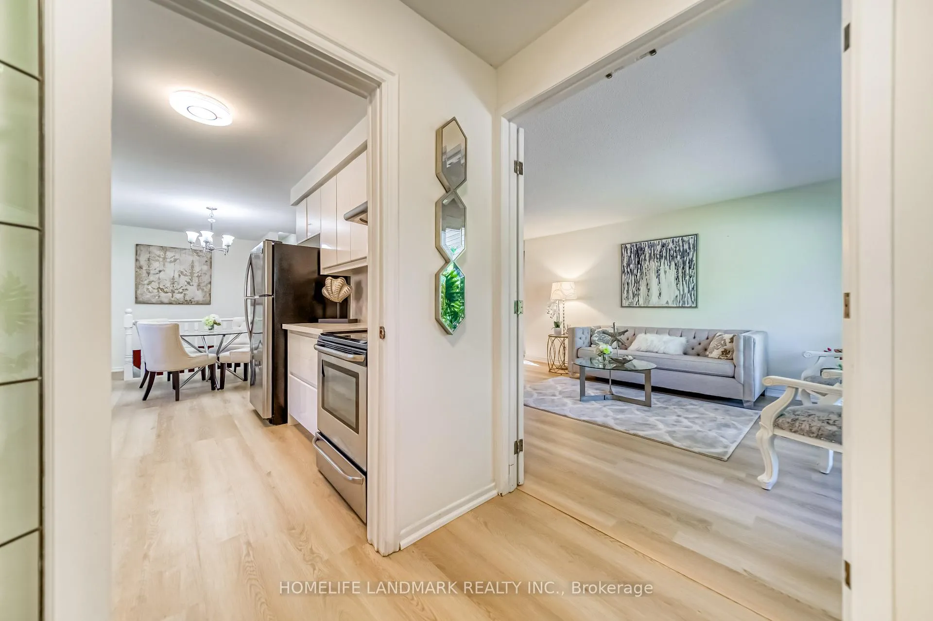 Photo 4 of 113 Fred Varley Drive W, Markham, Unionville — HOMEH