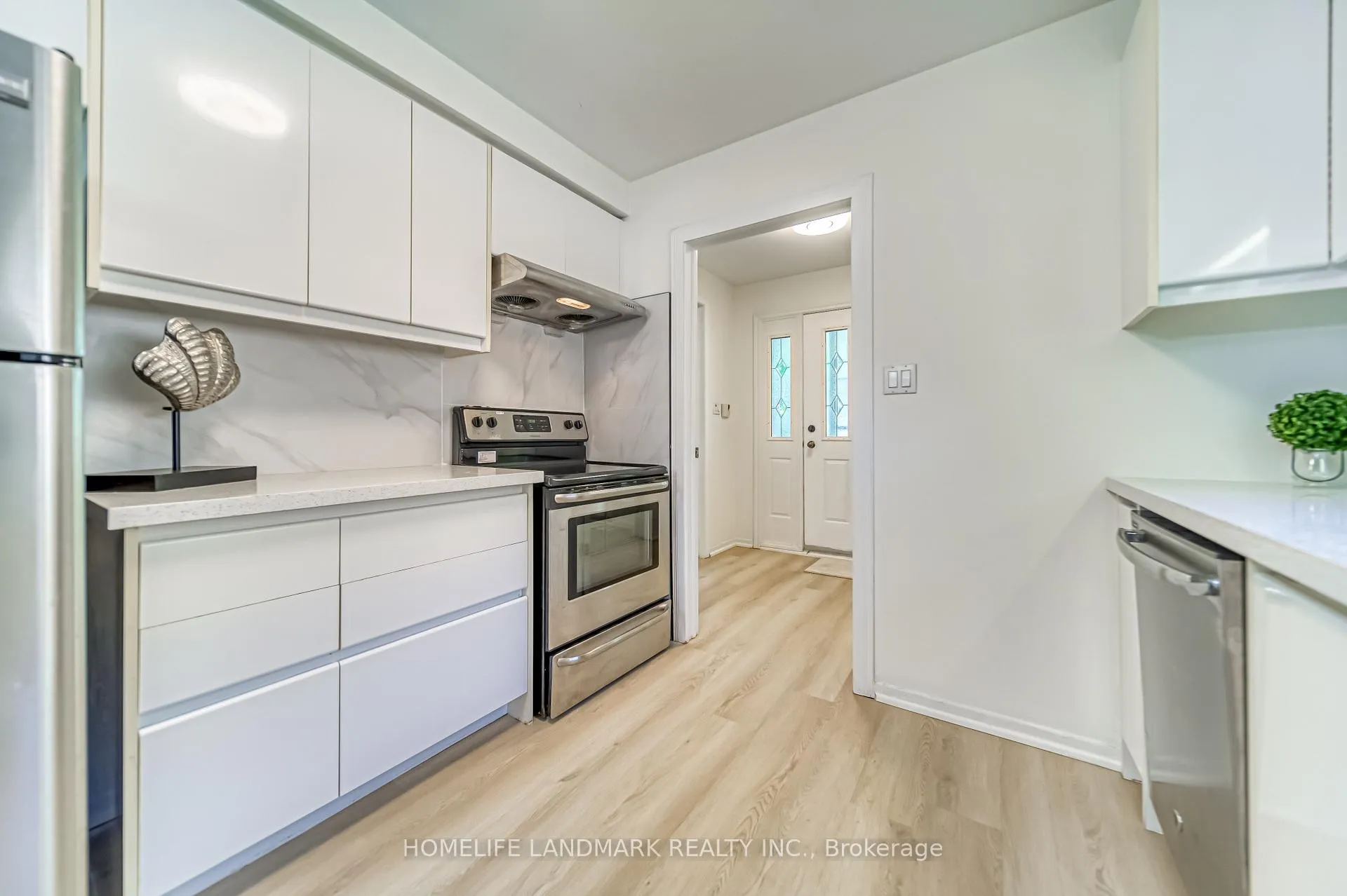 Photo 11 of 113 Fred Varley Drive W, Markham, Unionville — HOMEH