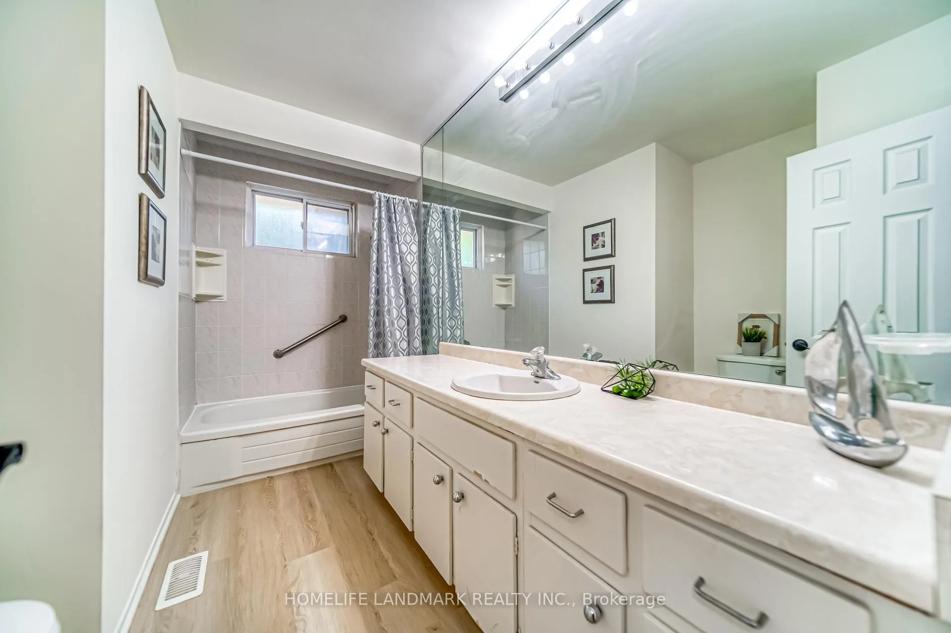 Photo 13 of 113 Fred Varley Drive W, Markham, Unionville — HOMEH