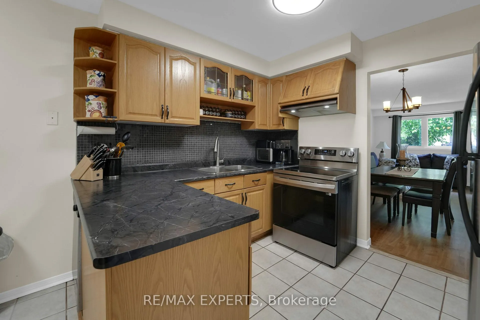Photo 4 of 14 Snider Drive, Markham, Old Markham Village — HOMEH