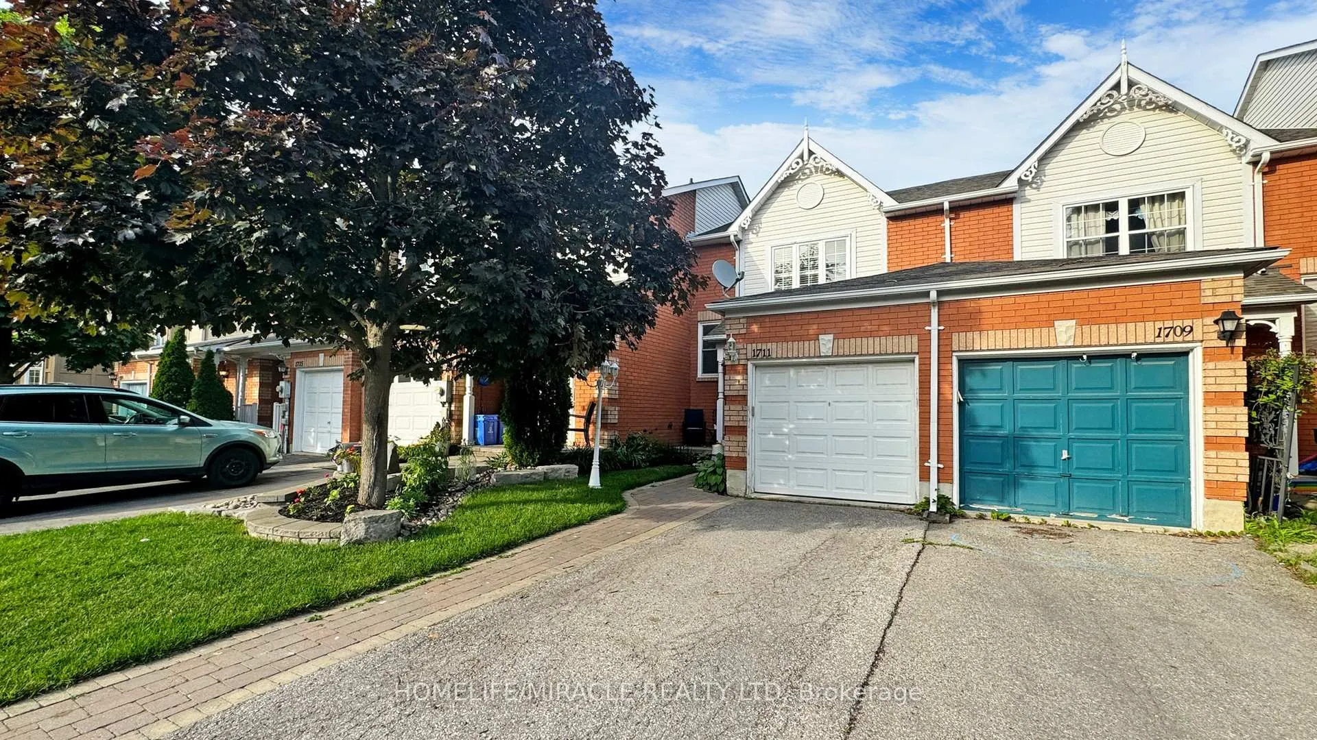 Photo 2 of 1711 Woodgate Trail, Oshawa, Samac — HOMEH