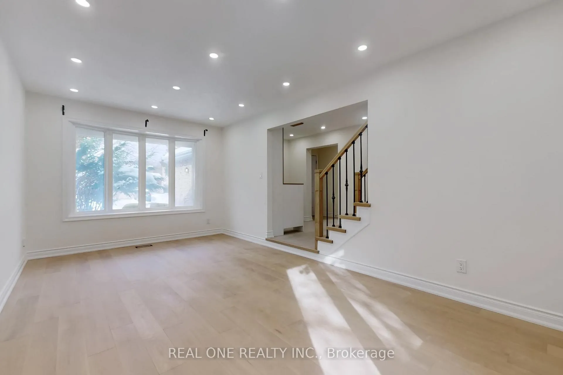 Photo 3 of 86 Breckonwood Crescent, Markham, Aileen-Willowbrook — HOMEH