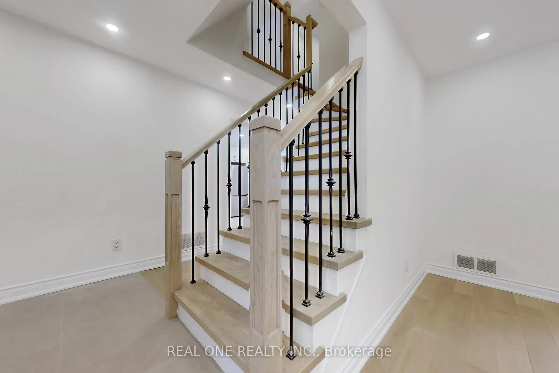 Photo 4 of 86 Breckonwood Crescent, Markham, Aileen-Willowbrook — HOMEH