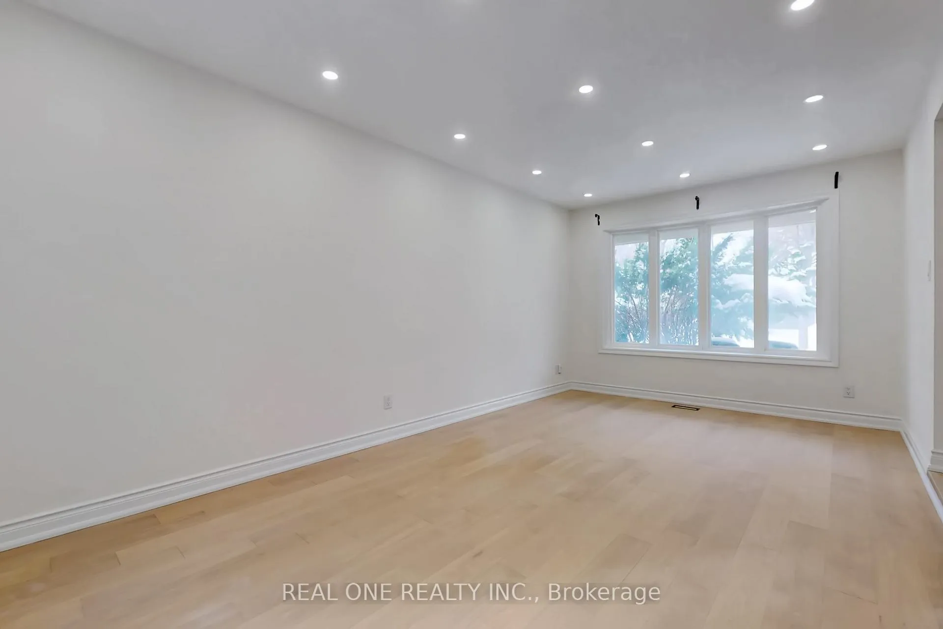 Photo 5 of 86 Breckonwood Crescent, Markham, Aileen-Willowbrook — HOMEH