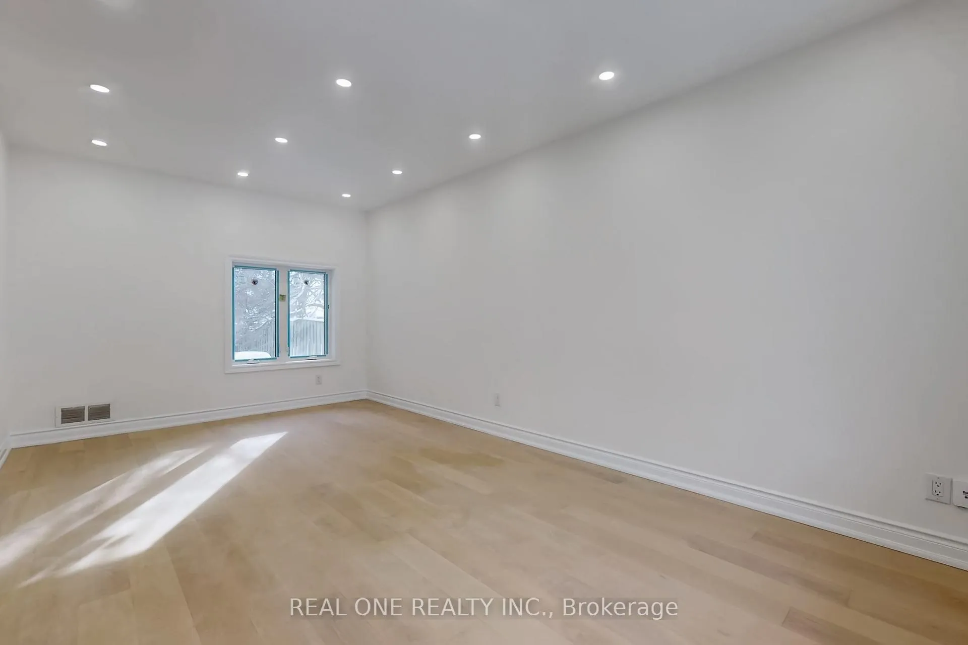 Photo 6 of 86 Breckonwood Crescent, Markham, Aileen-Willowbrook — HOMEH