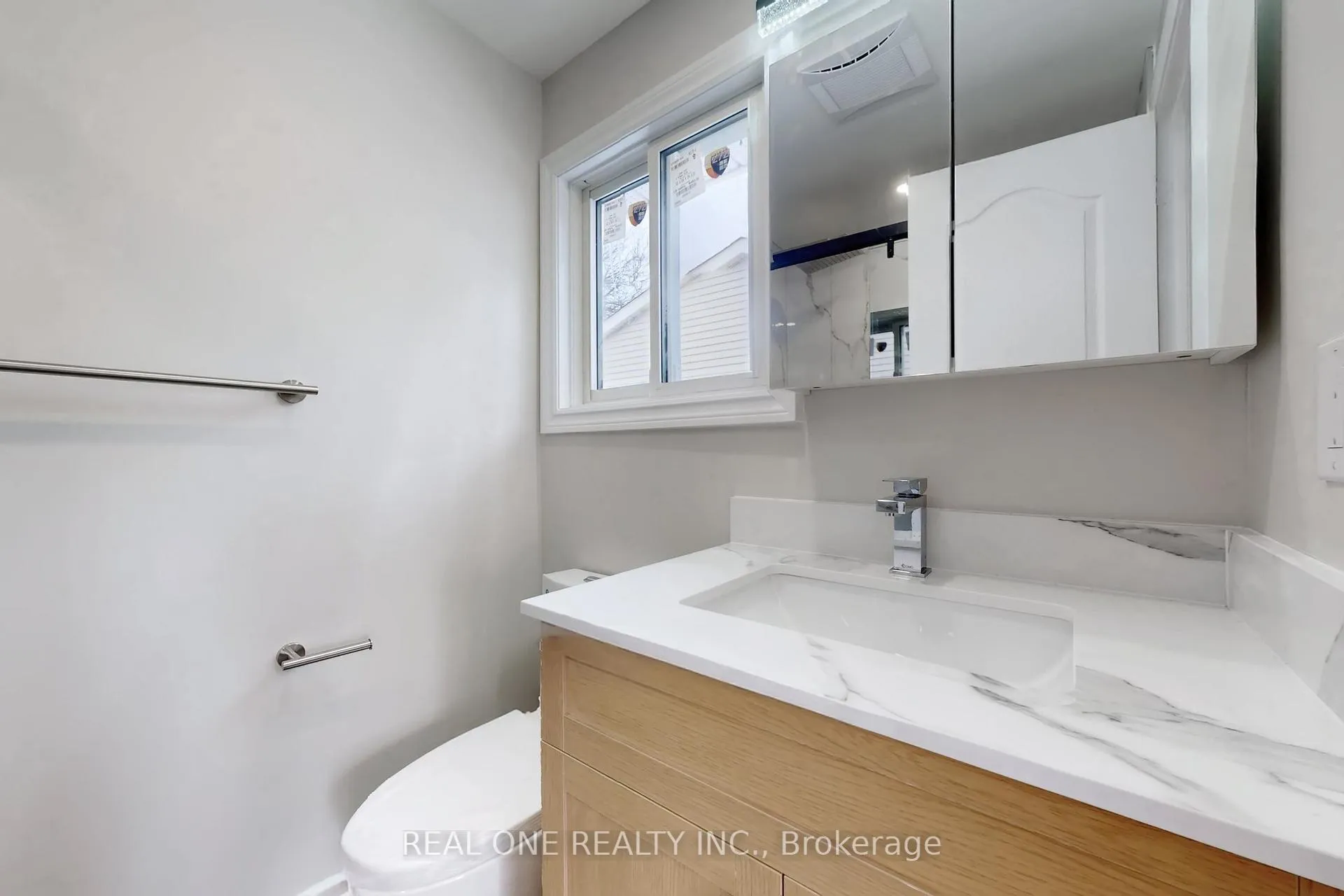 Photo 26 of 86 Breckonwood Crescent, Markham, Aileen-Willowbrook — HOMEH