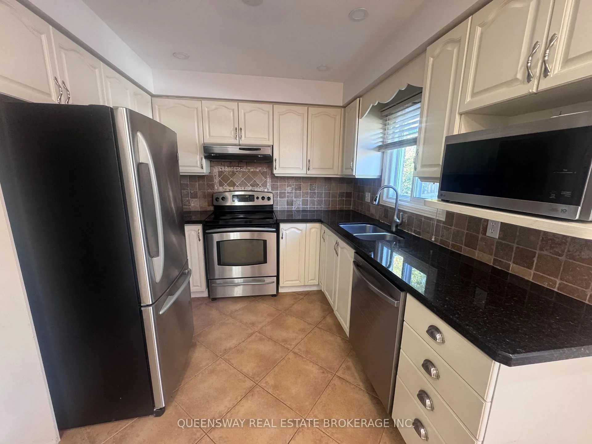 Photo 3 of 2 Fieldcrest Avenue, Clarington, Courtice — HOMEH