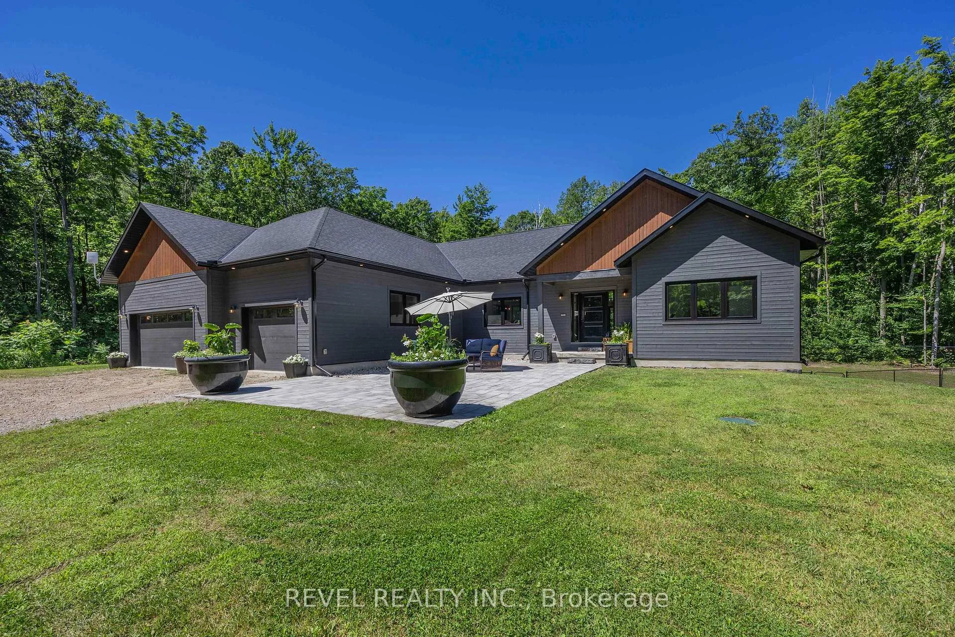 Front of 704 Rue Lafontaine Road W