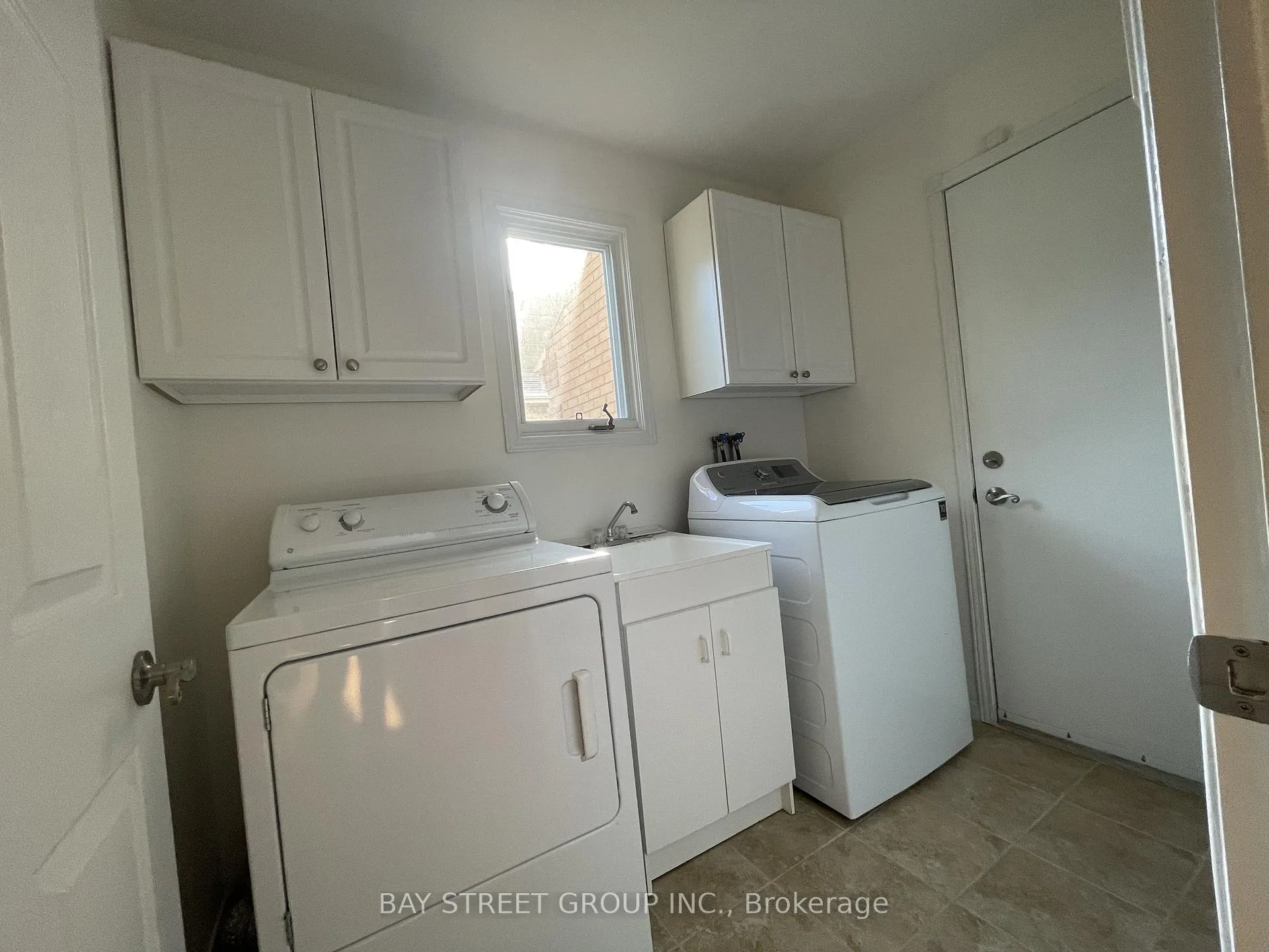 Photo 8 of 551 Sackville Crescent, Kingston, City Southwest — HOMEH