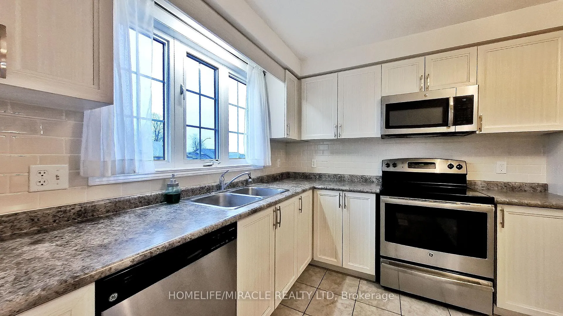 Photo 20 of 184 Maitland Street, Kitchener, Huron Park — HOMEH