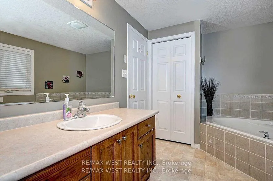 Photo 16 of 10 Verona Street, Kitchener, Huron Park — HOMEH