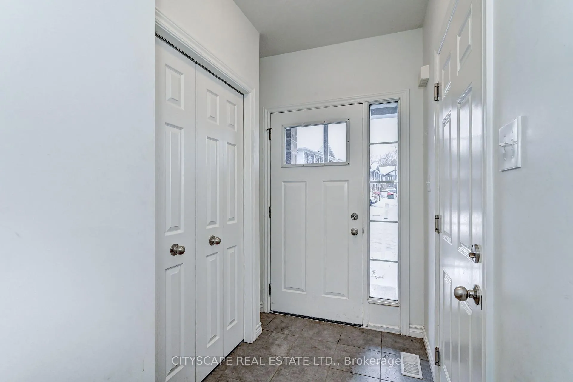 Photo 3 of 21 Woodedge Circle, Kitchener — HOMEH